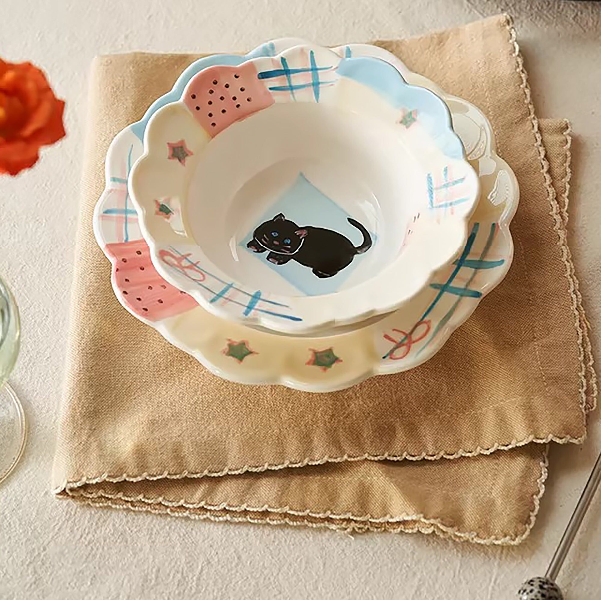 Keramikgeschirr mit Katzenmotiv und gewelltem Rand