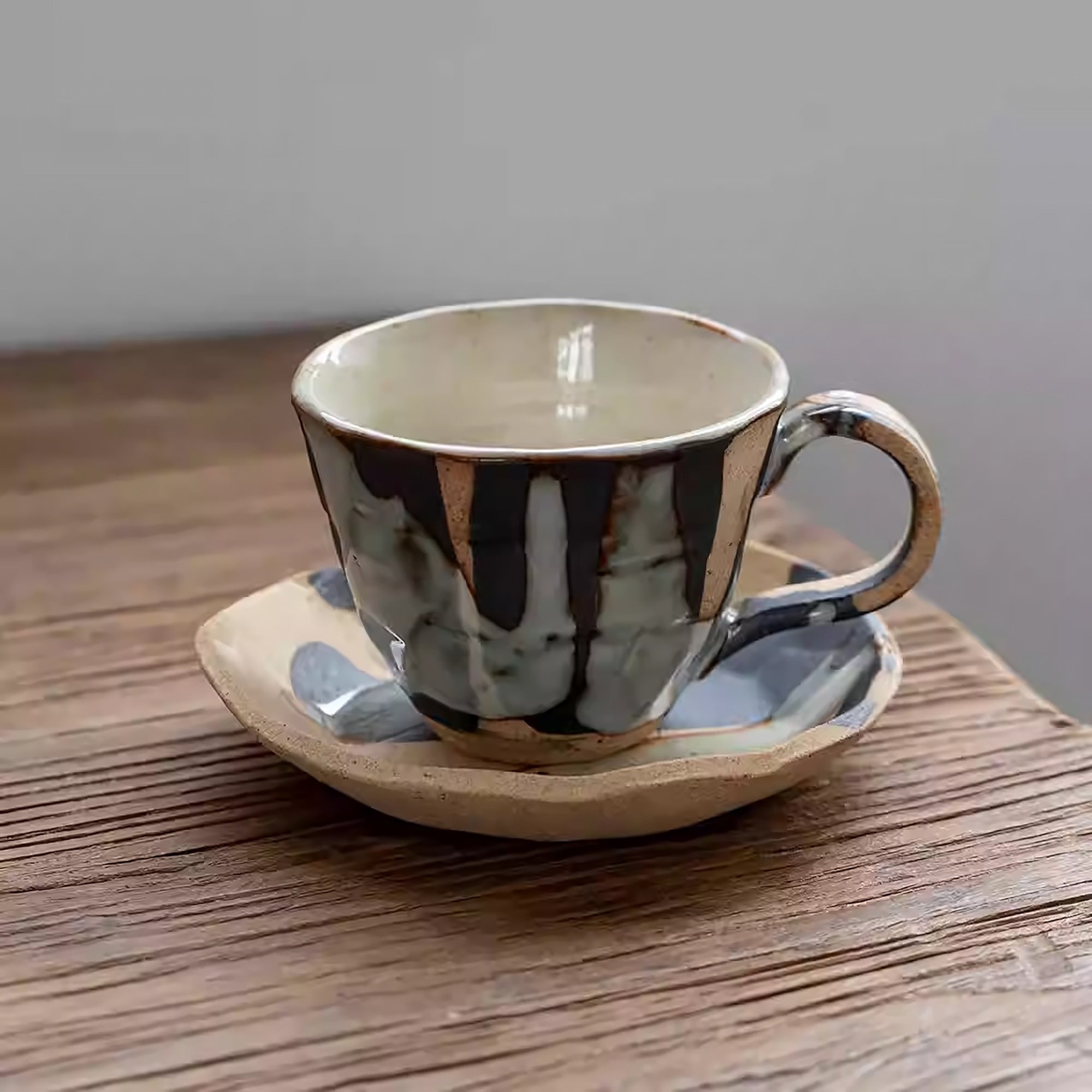 Kaffeetasse aus Minoyaki-Steinzeug mit Tokusa-Wolkenmuster