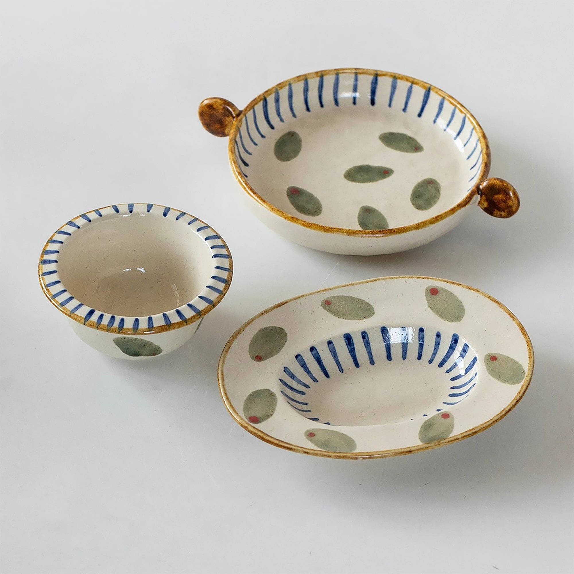 Servizio da tavola in ceramica Minoyaki con un piccolo motivo a foglie dipinto a mano.