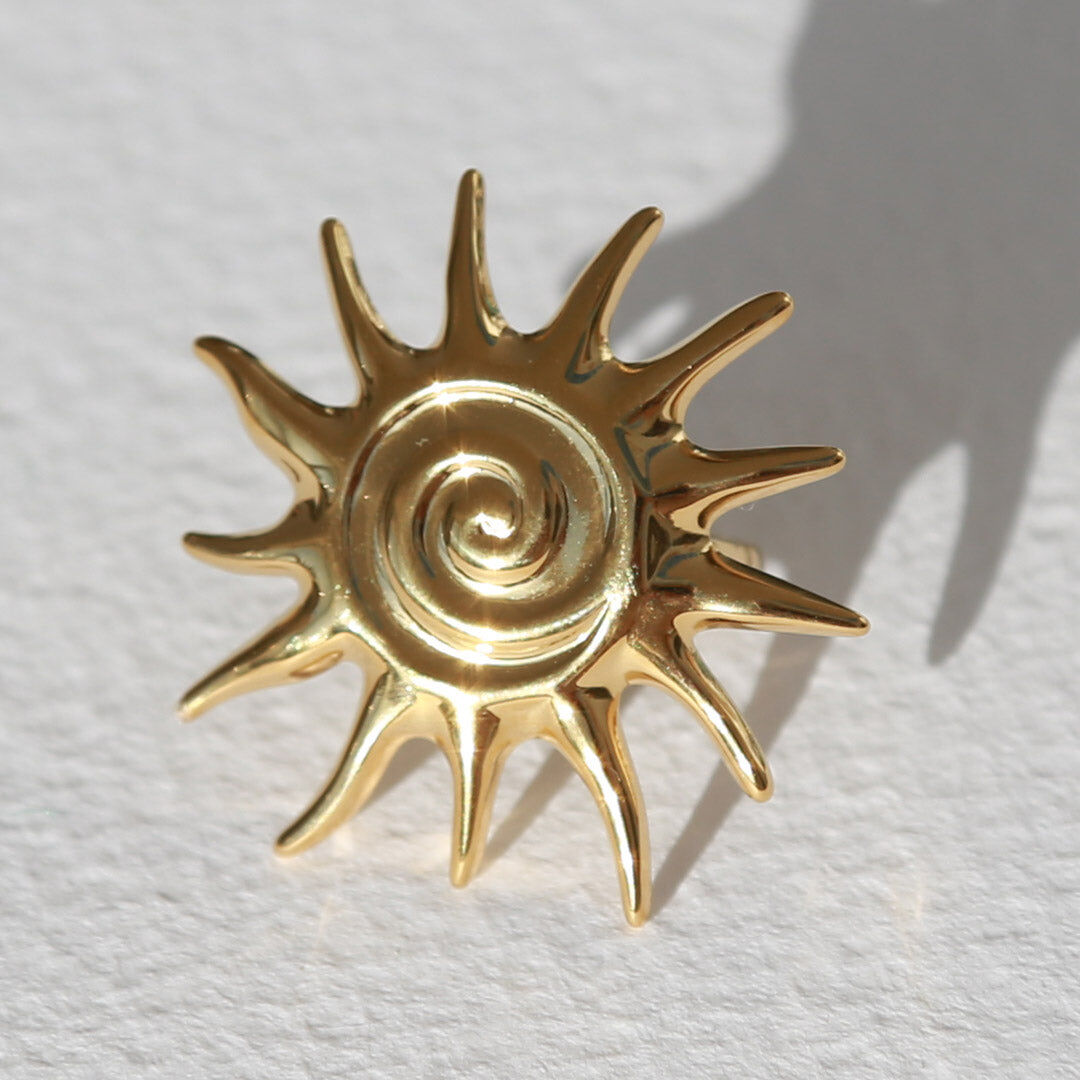 Gold ring feel the sun