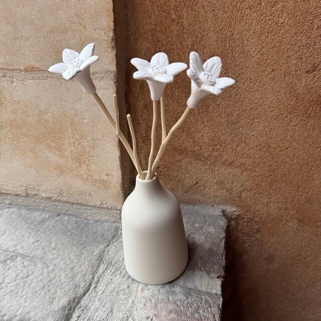 Reed diffuser adorned with white porcelain flowers - JOY Creme Perfume
