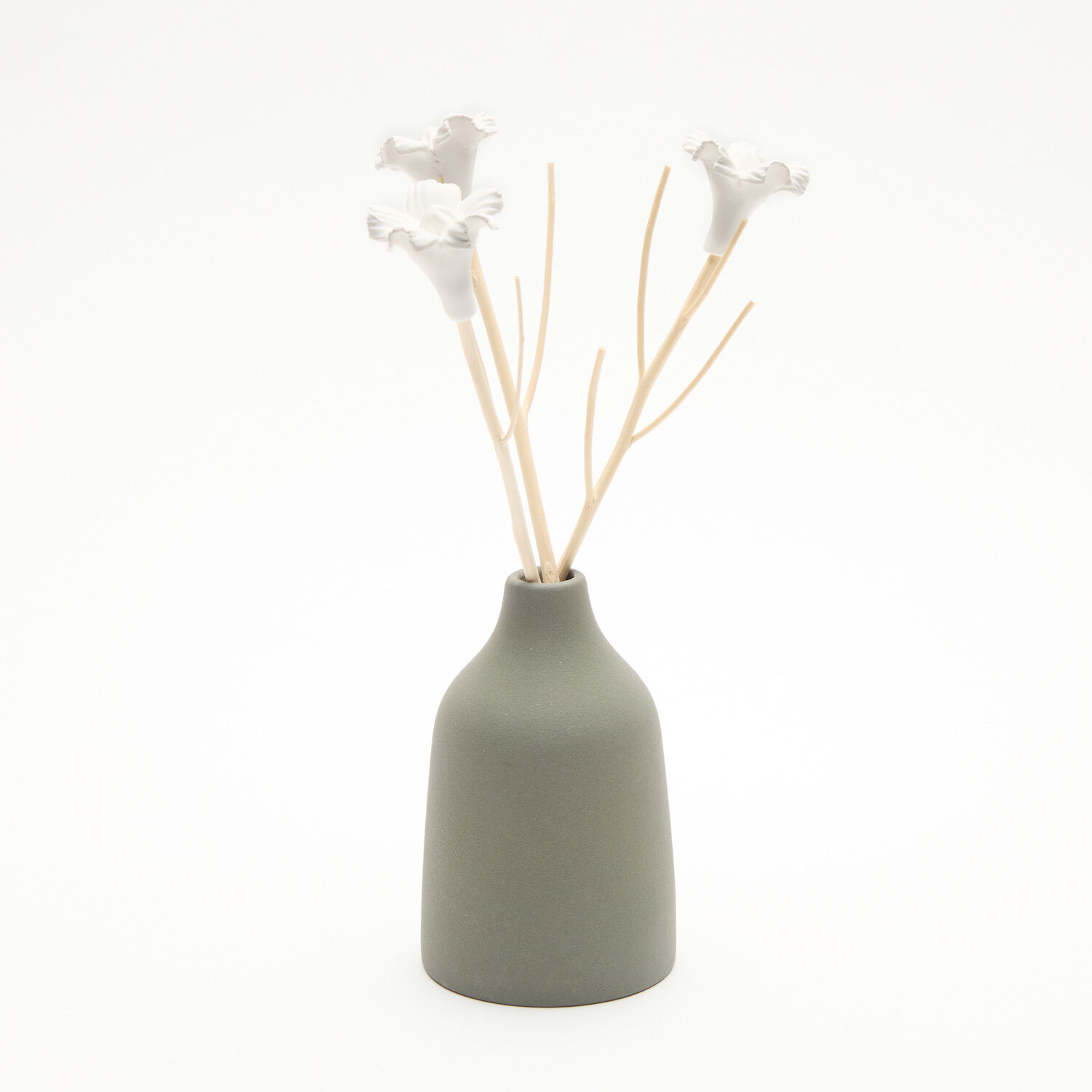 Reed diffuser adorned with white porcelain flowers - JOY Green Perfume
