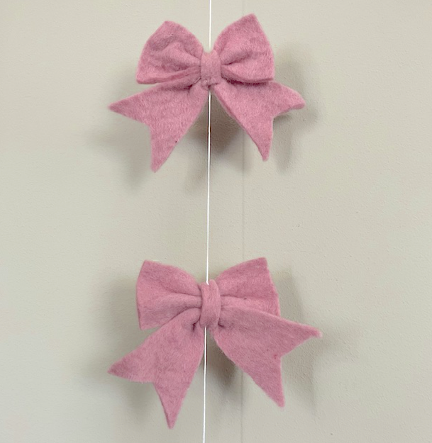 sustainable garland bow - L pink - vertical L1m - wool felt - handmade in Nepal - wedding and birth
