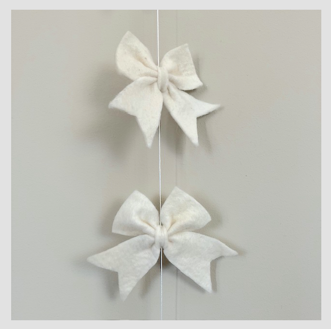 sustainable garland bow - off white - vertical L1m - wool felt - handmade in Nepal - wedding and birth