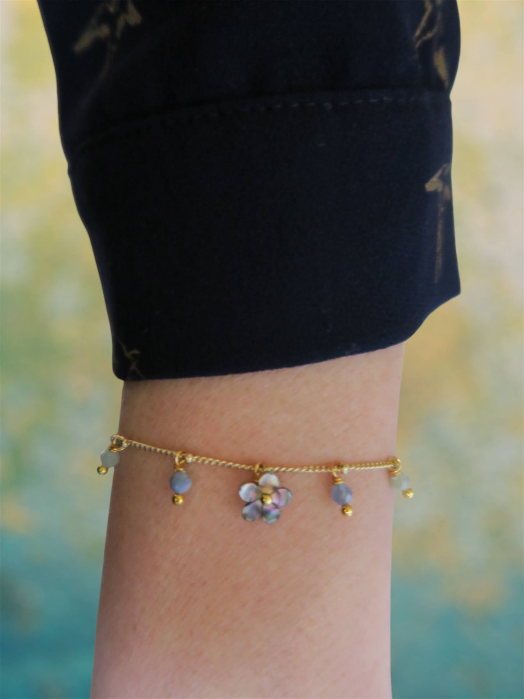 Daisy flower bracelet in grey mother-of-pearl