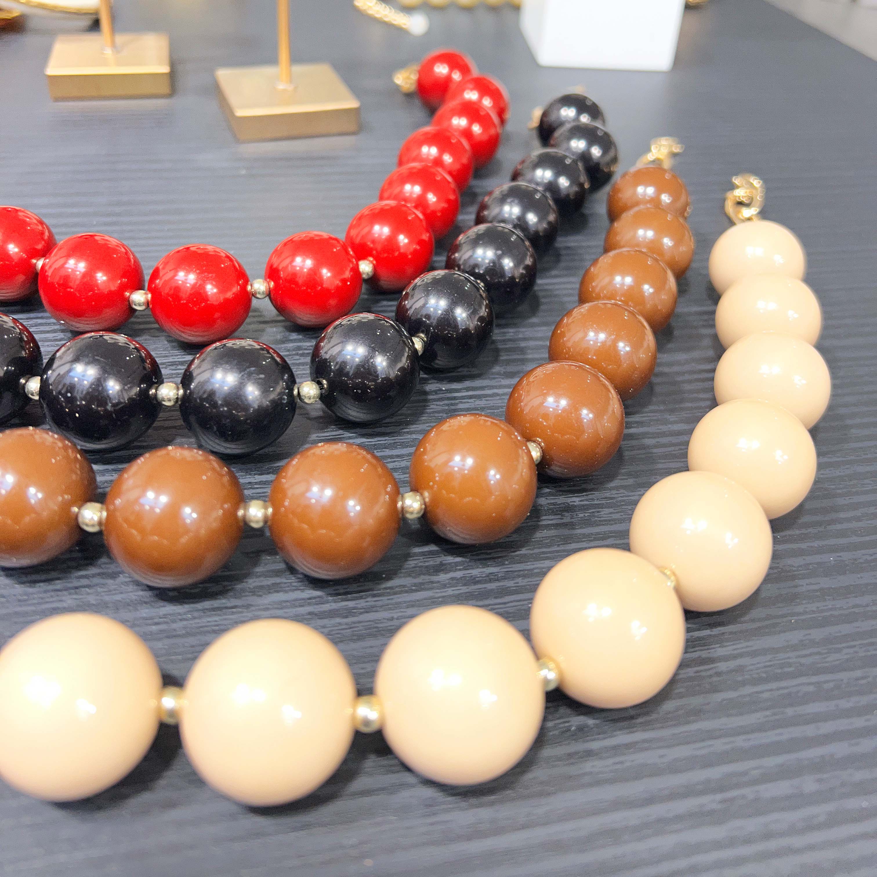 Collier court acrylique - Boules Simples