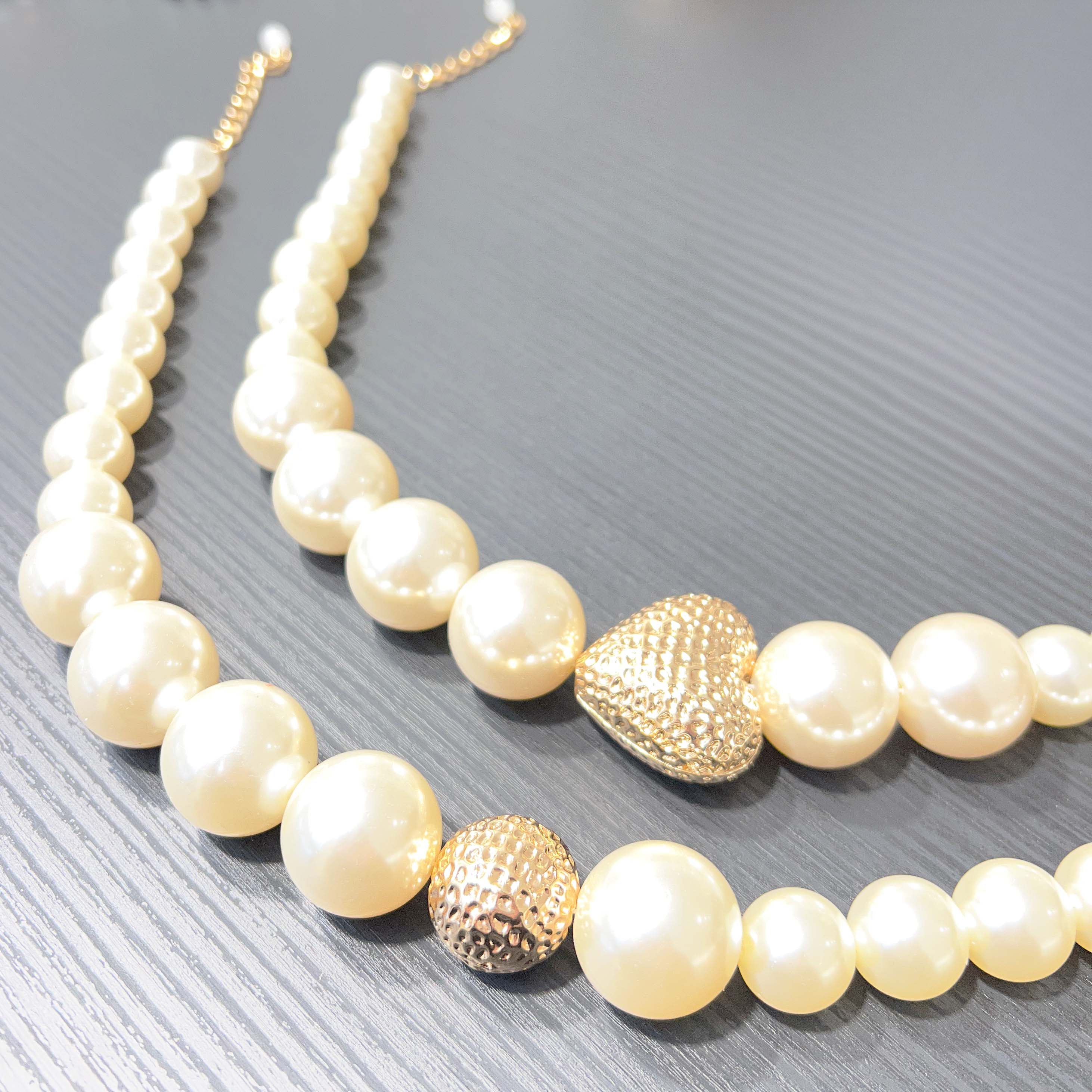 Collier court acrylique - Perles et détail Doré