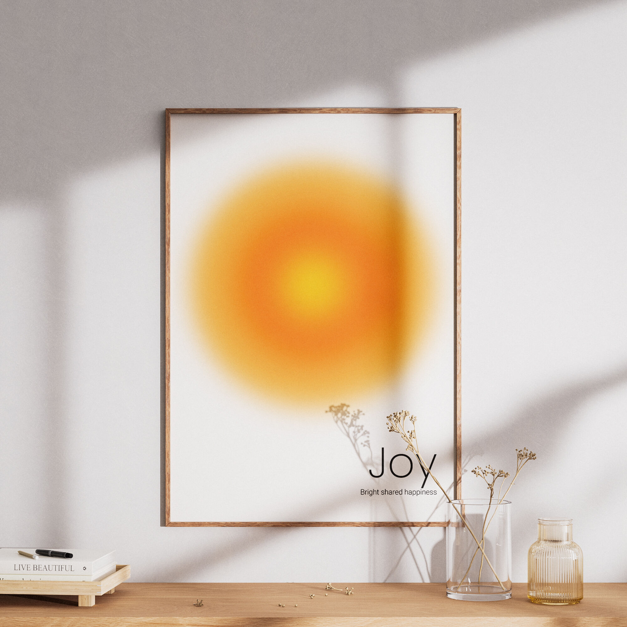 Affiche décorative minimaliste jaune orange dégradé avec texte "Joy" design moderne épuré