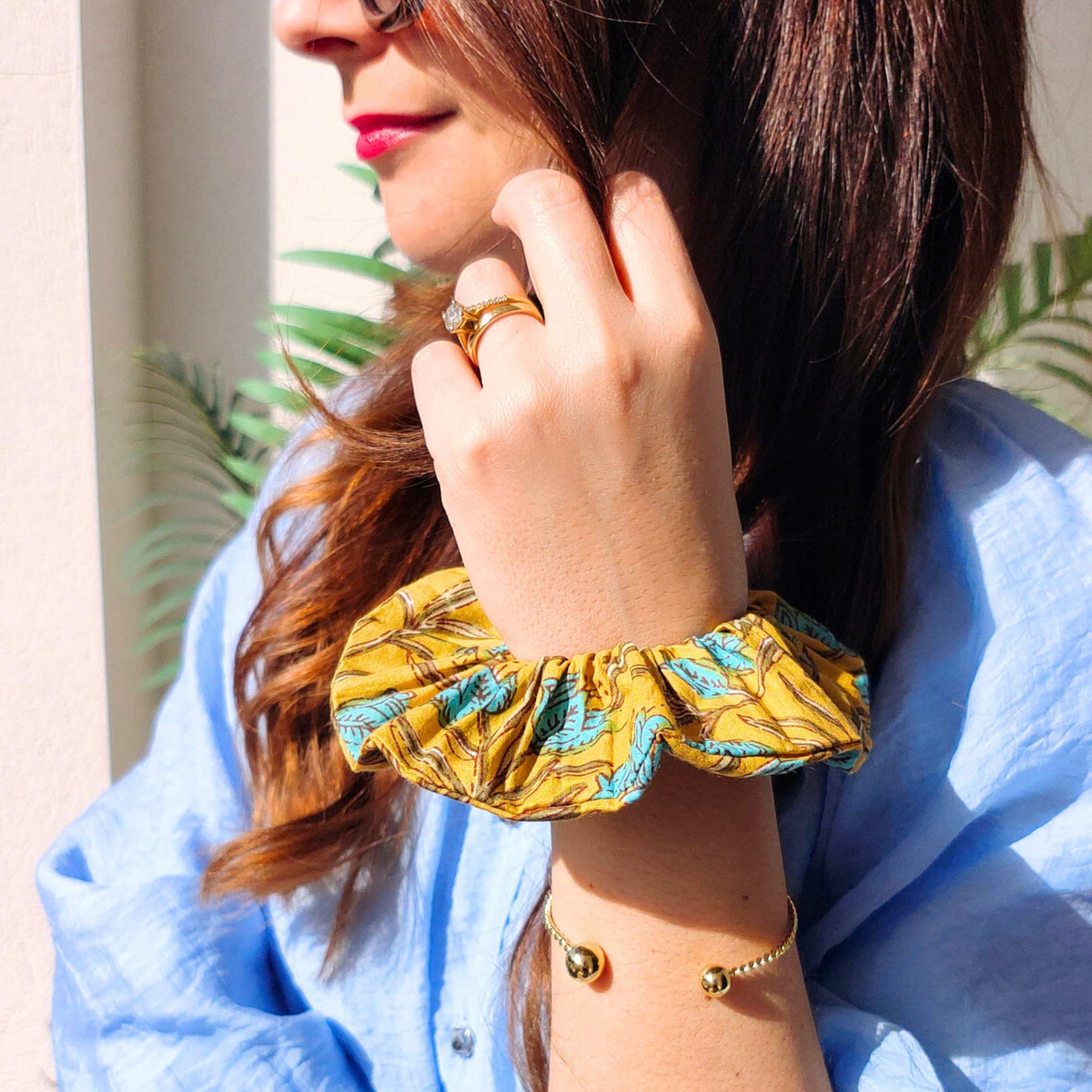Chouchou AMARA/ scrunchie femme en coton jaune moutarde fleurs bleu turquoise, collection printemps ete, made in France