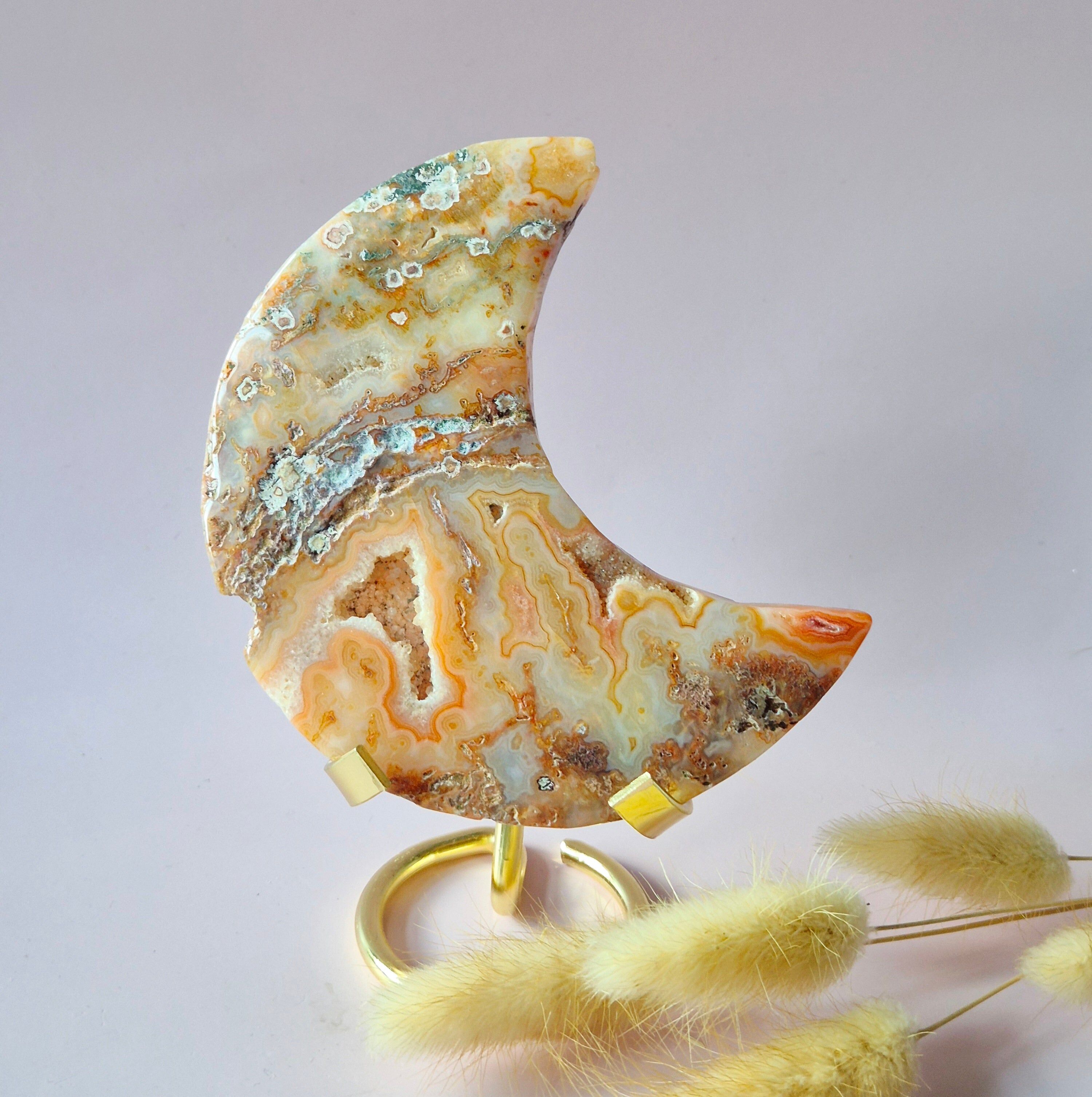 Roter Druzy-Moosachat-Mond auf Ständer – 150 g Edelstein-Statement-Piece