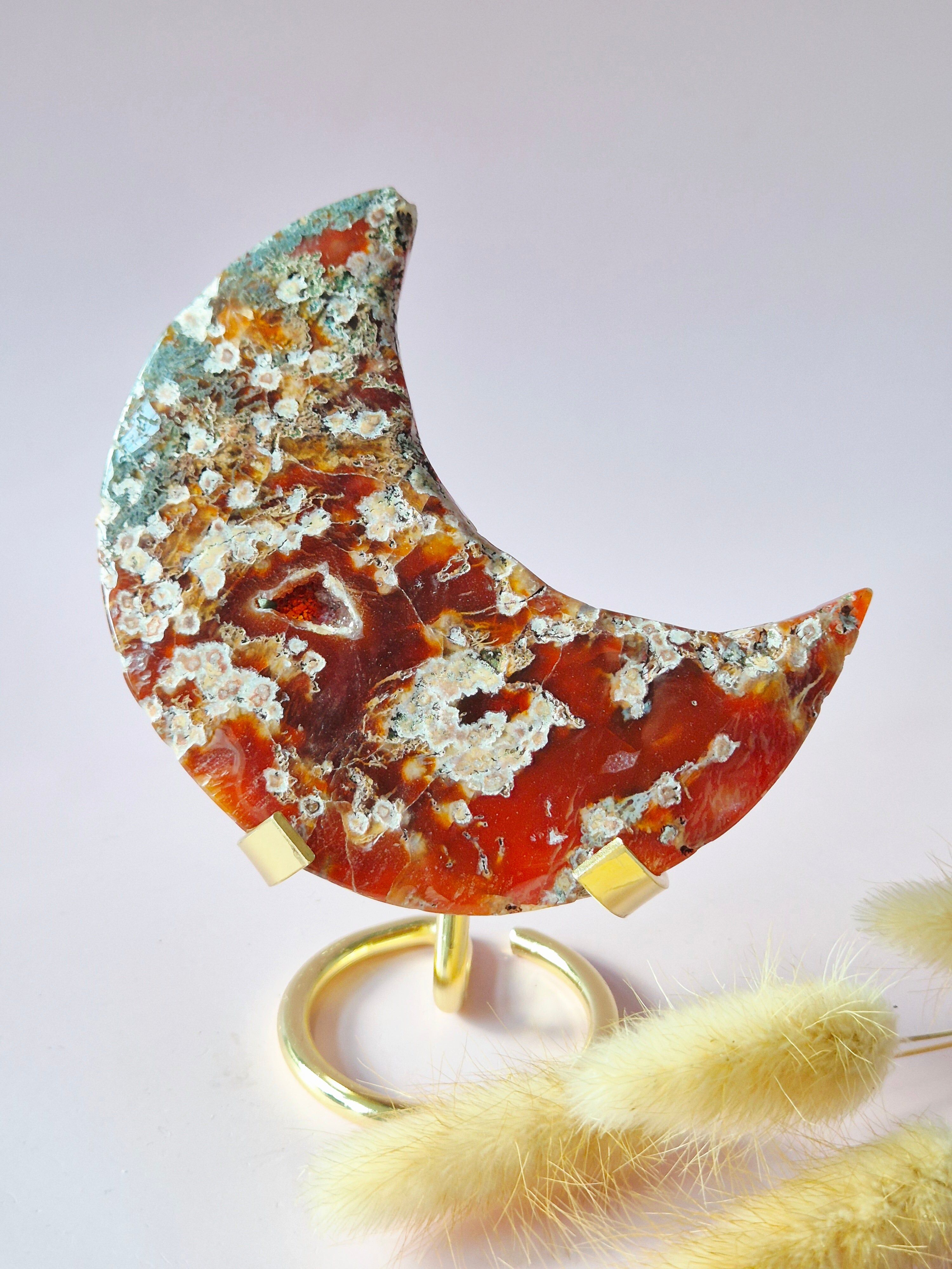Roter Druzy-Moosachat-Mond auf Ständer – 152 g Edelstein-Statement-Piece