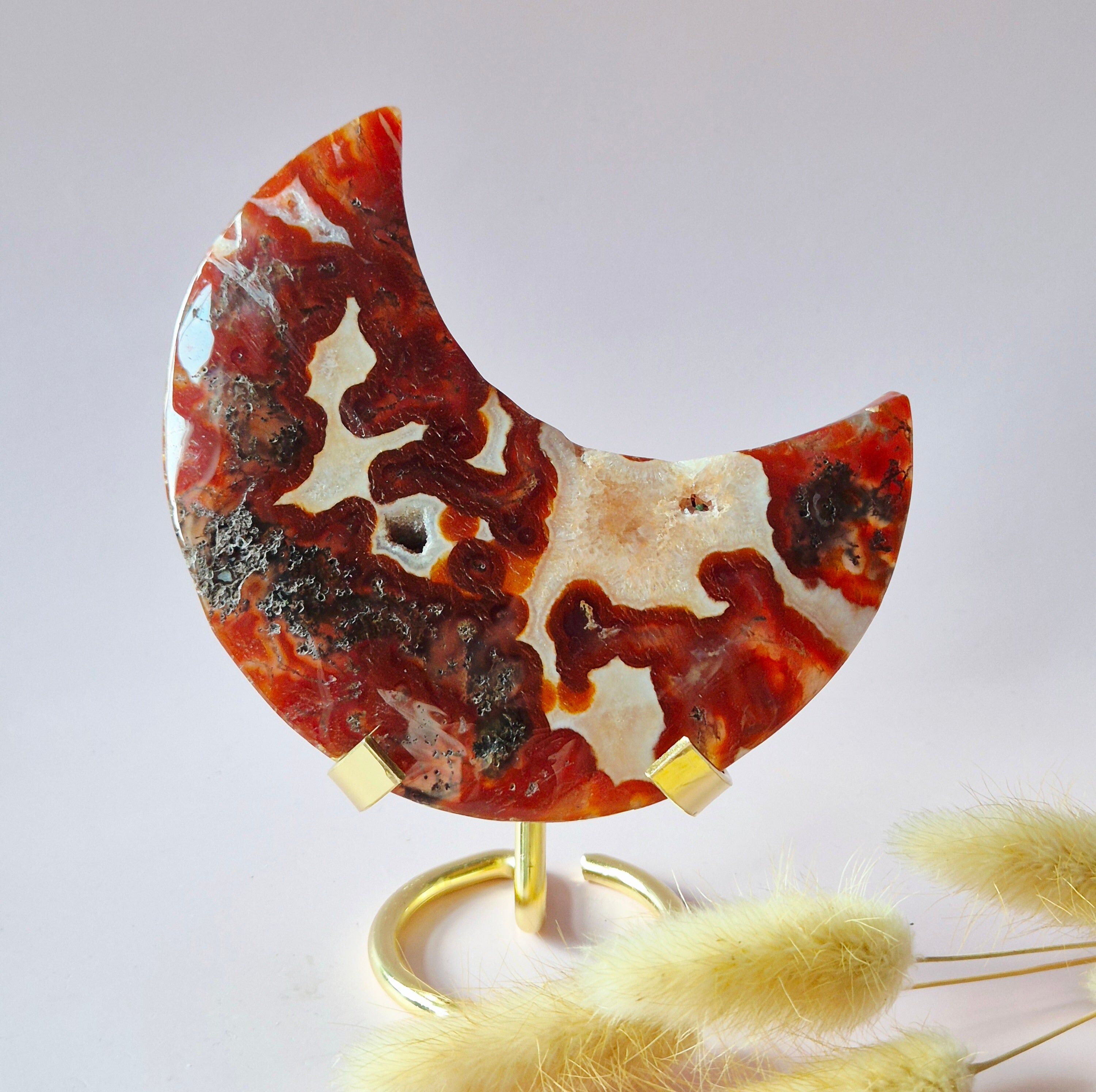 Mond aus rotem Druzy-Moosachat auf Ständer – 239 g Edelstein-Statement-Piece