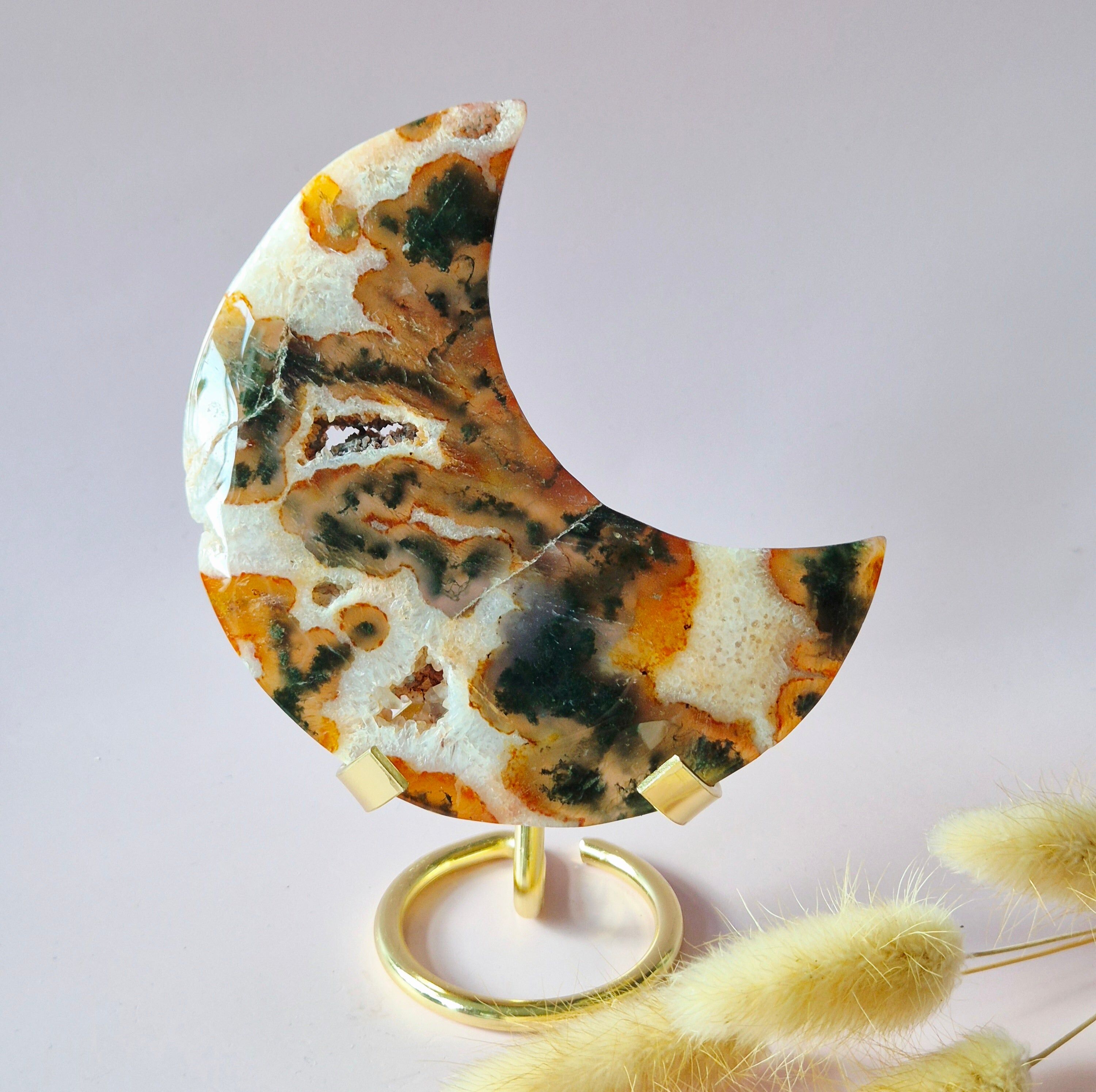 Roter Druzy-Moosachat-Mond auf Ständer – 209 g Edelstein-Statement-Piece