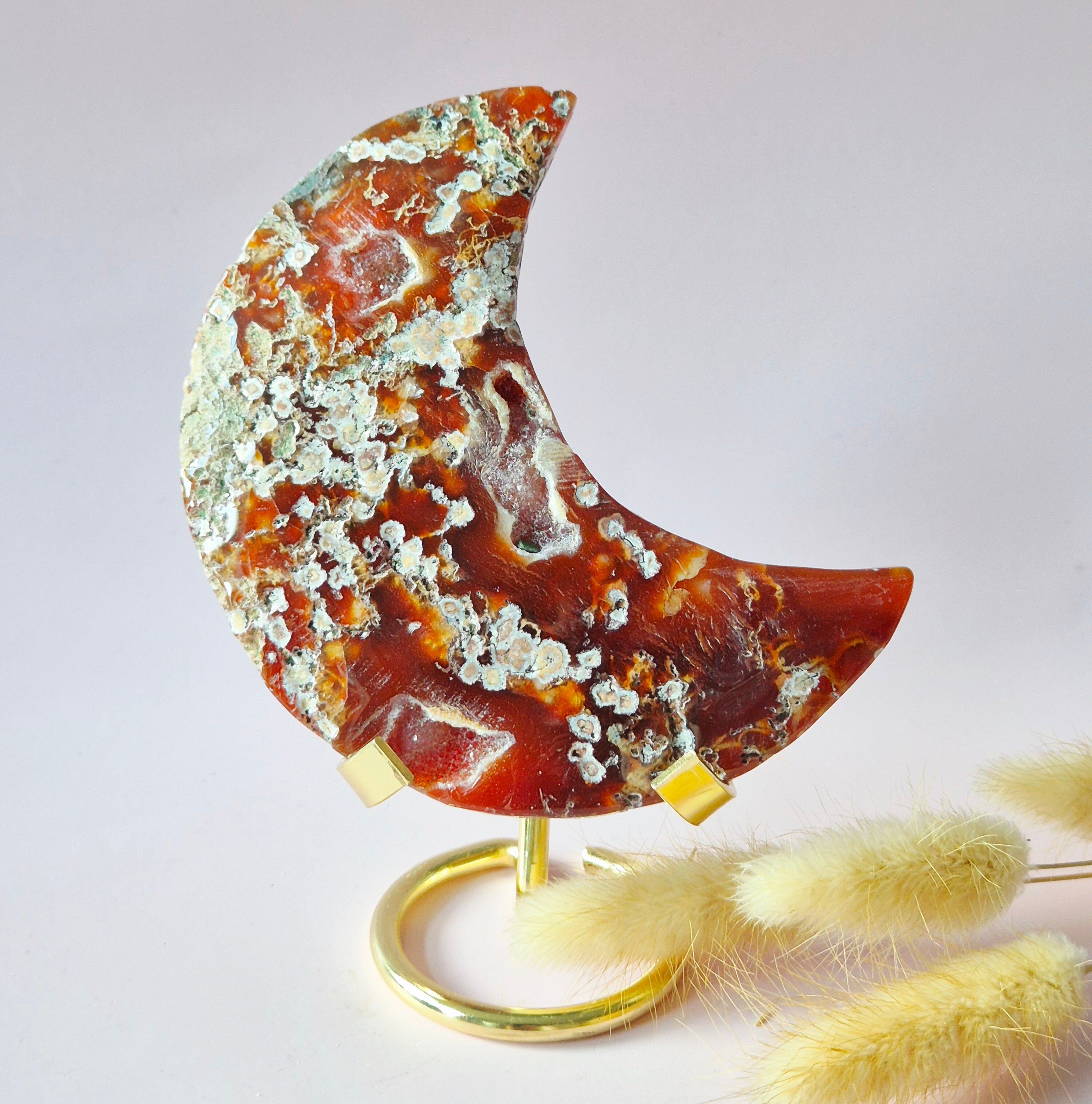 Roter Druzy-Moosachat-Mond auf Ständer – 193 g Edelstein-Statement-Piece
