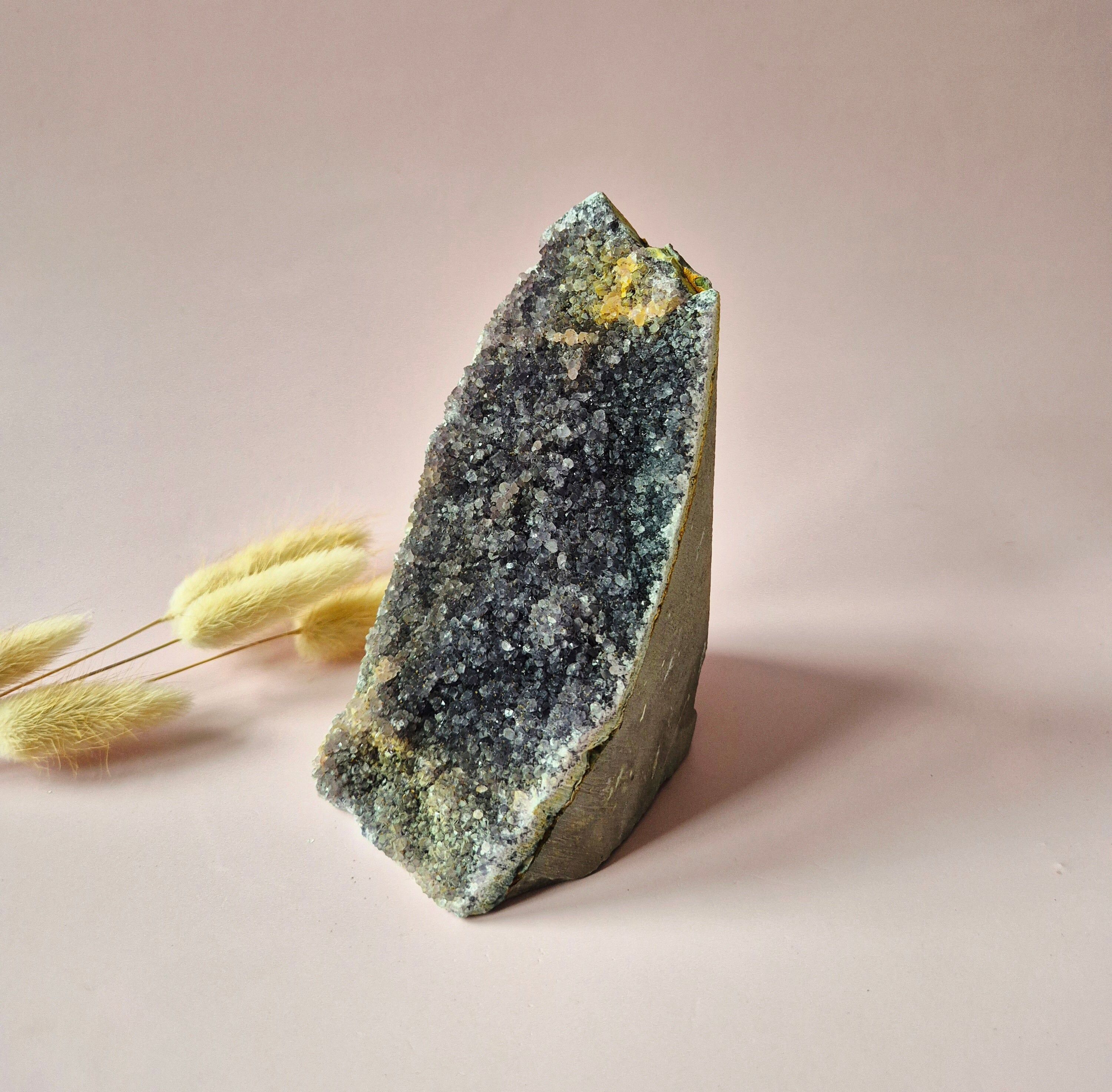 Amethyst-Geode mit Calcit, 755 Gramm – Spiritueller Blickfang mit kraftvoller Energie (Kathedrale)