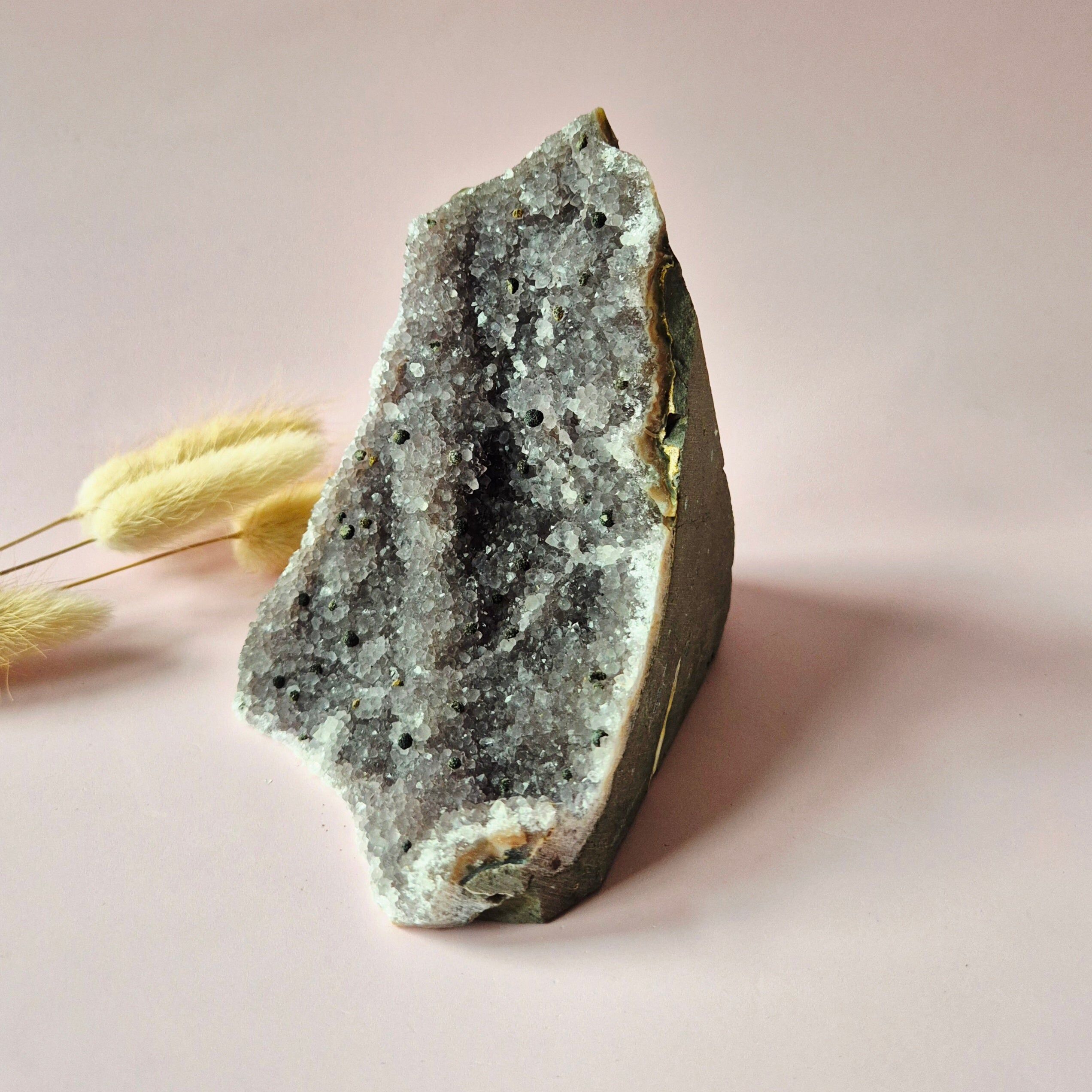 Amethyst-Geode von 632 Gramm – Spiritueller Blickfang mit kraftvoller Energie (Kathedrale)