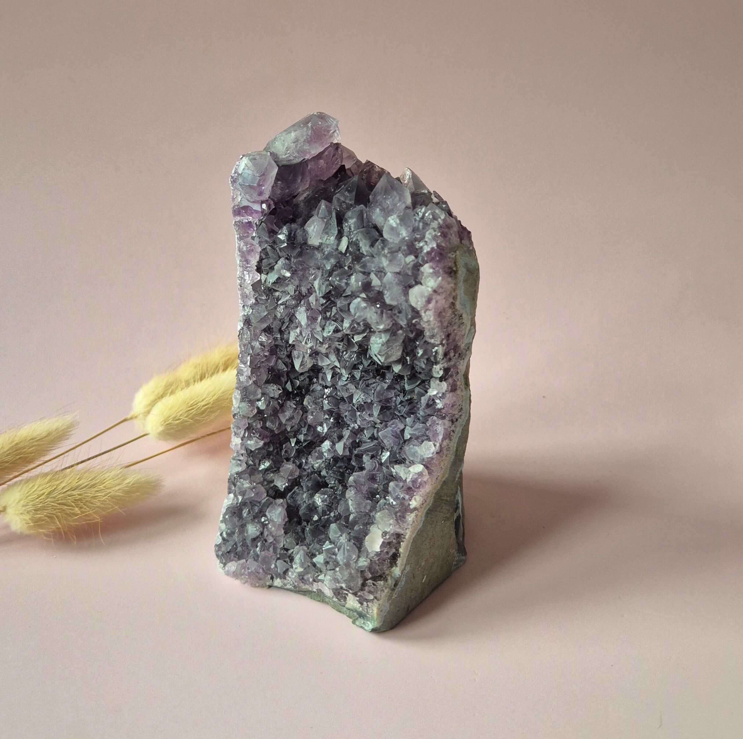 Amethyst-Geode von 599 Gramm – Spiritueller Blickfang mit kraftvoller Energie (Kathedrale)