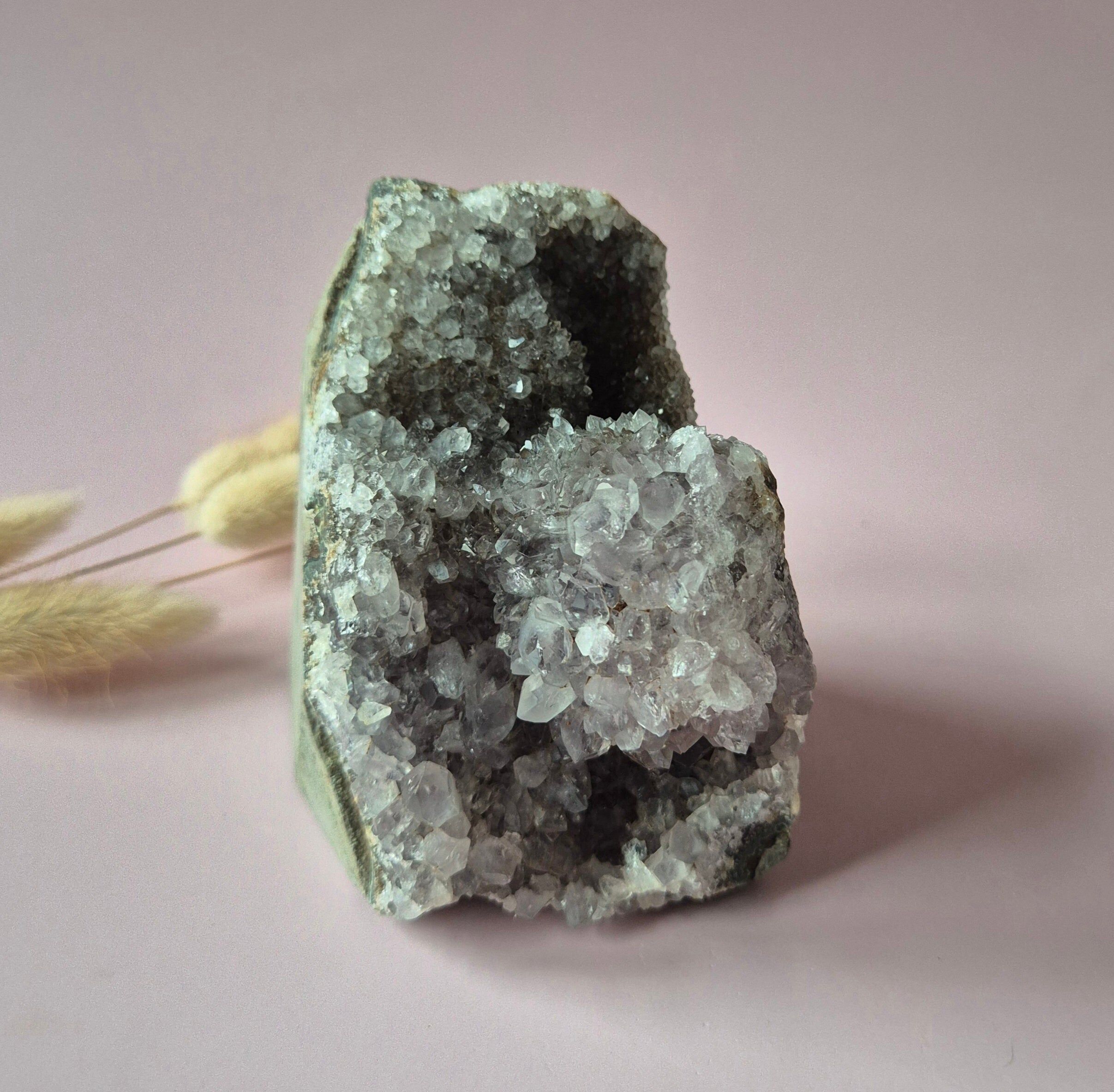 Amethyst-Geode mit Calcit (744 Gramm) – Spiritueller Blickfang mit kraftvoller Energie