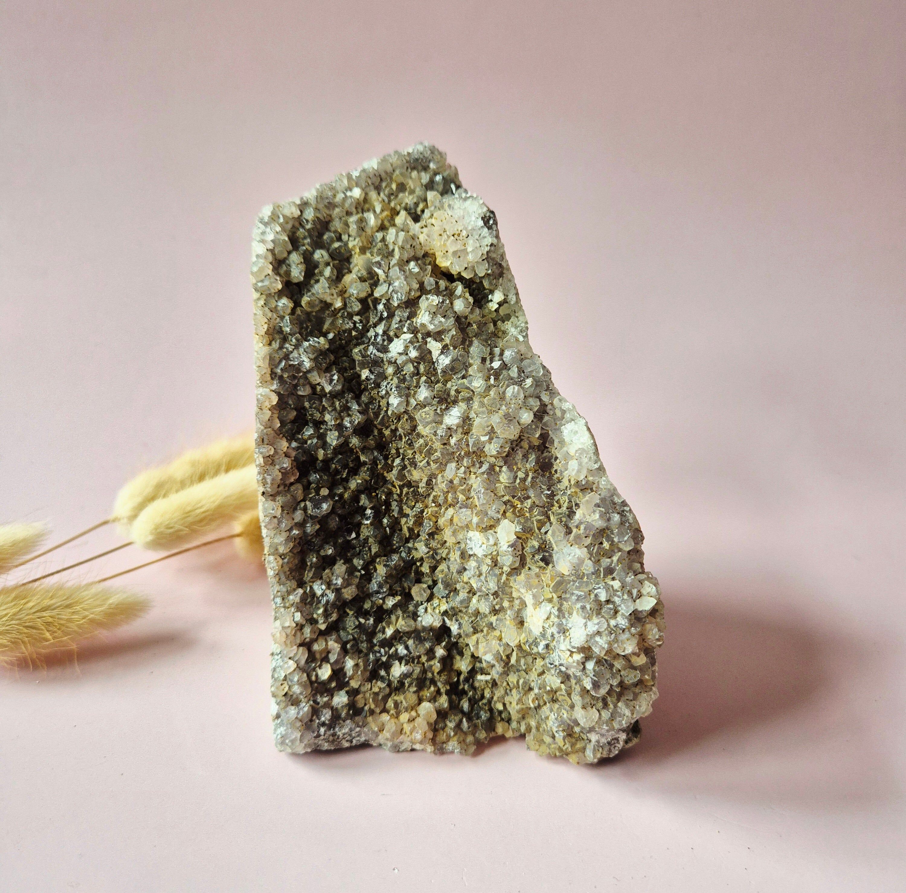 Amethyst-Geode von 857 Gramm – Spiritueller Blickfang mit kraftvoller Energie (Kathedrale)