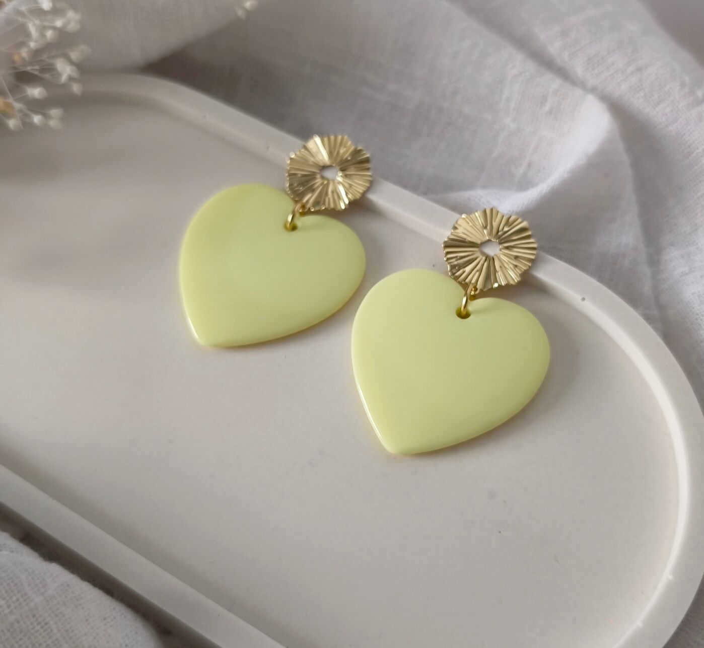 Boucles d'oreilles coeur jaune pastel