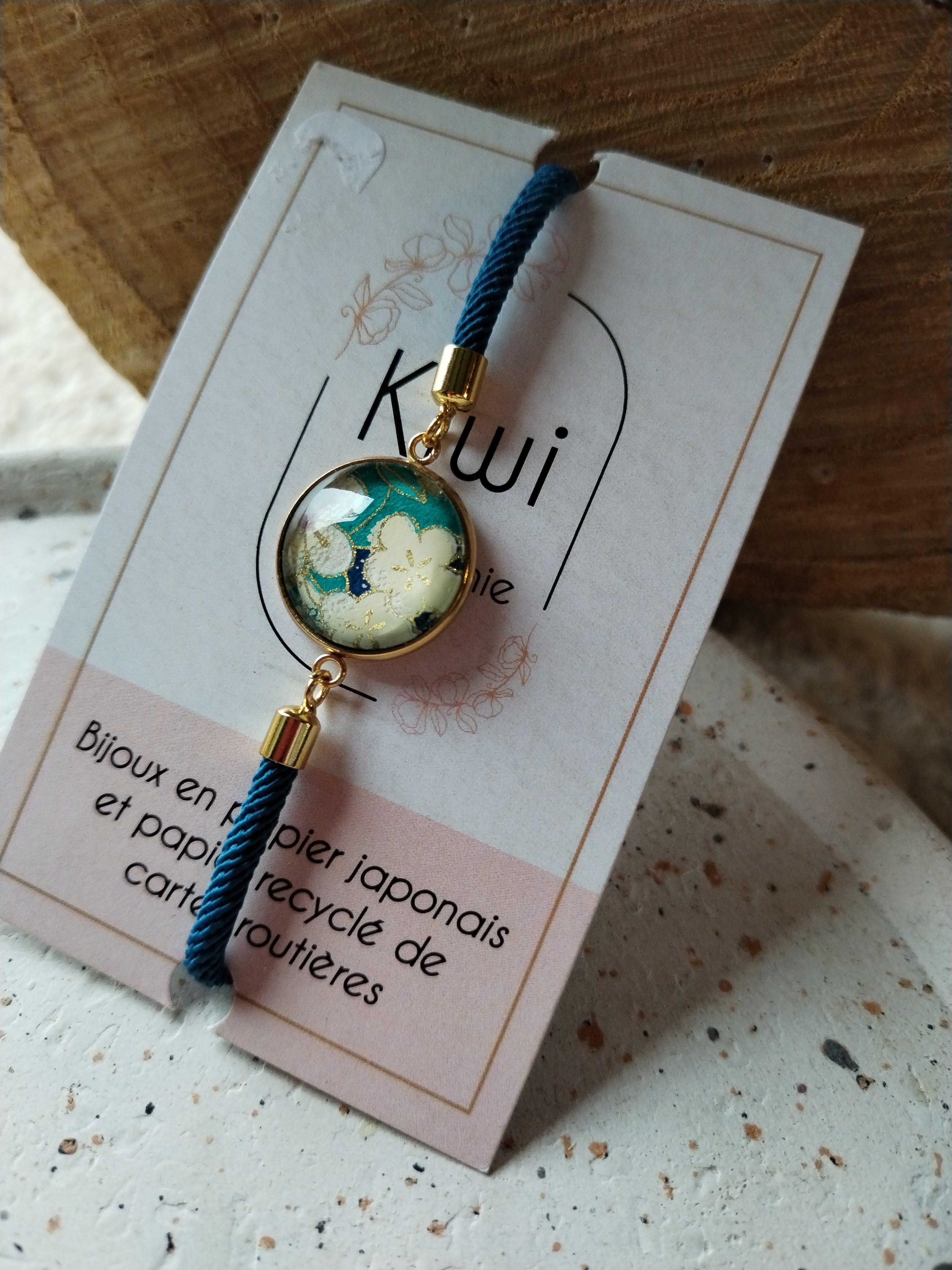 Adjustable green cotton bracelet with turquoise cabochon and white flower