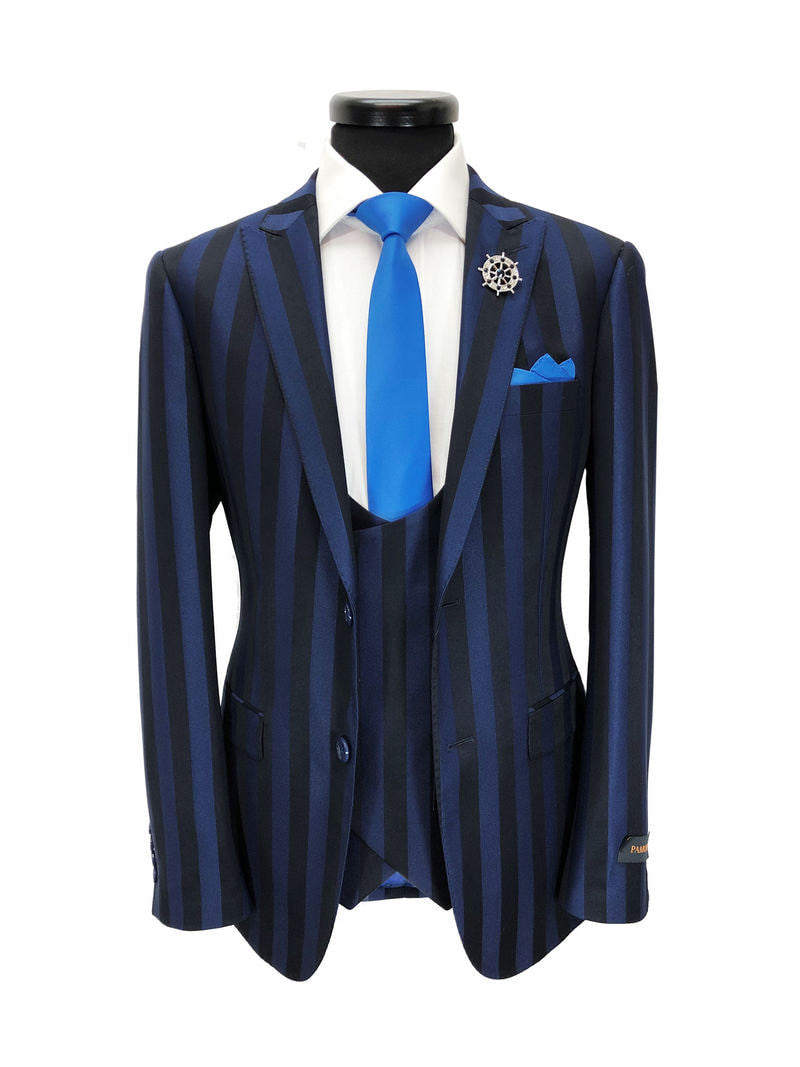 Dreiteiliger Anzug mit kräftigen blauen Streifen