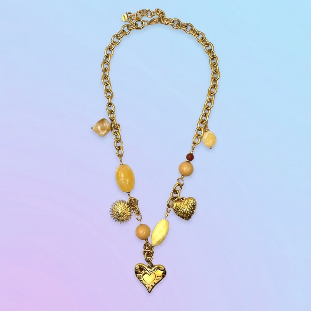 Collana in acciaio placcato oro con perline in ceramica e ciondoli a forma di cuore