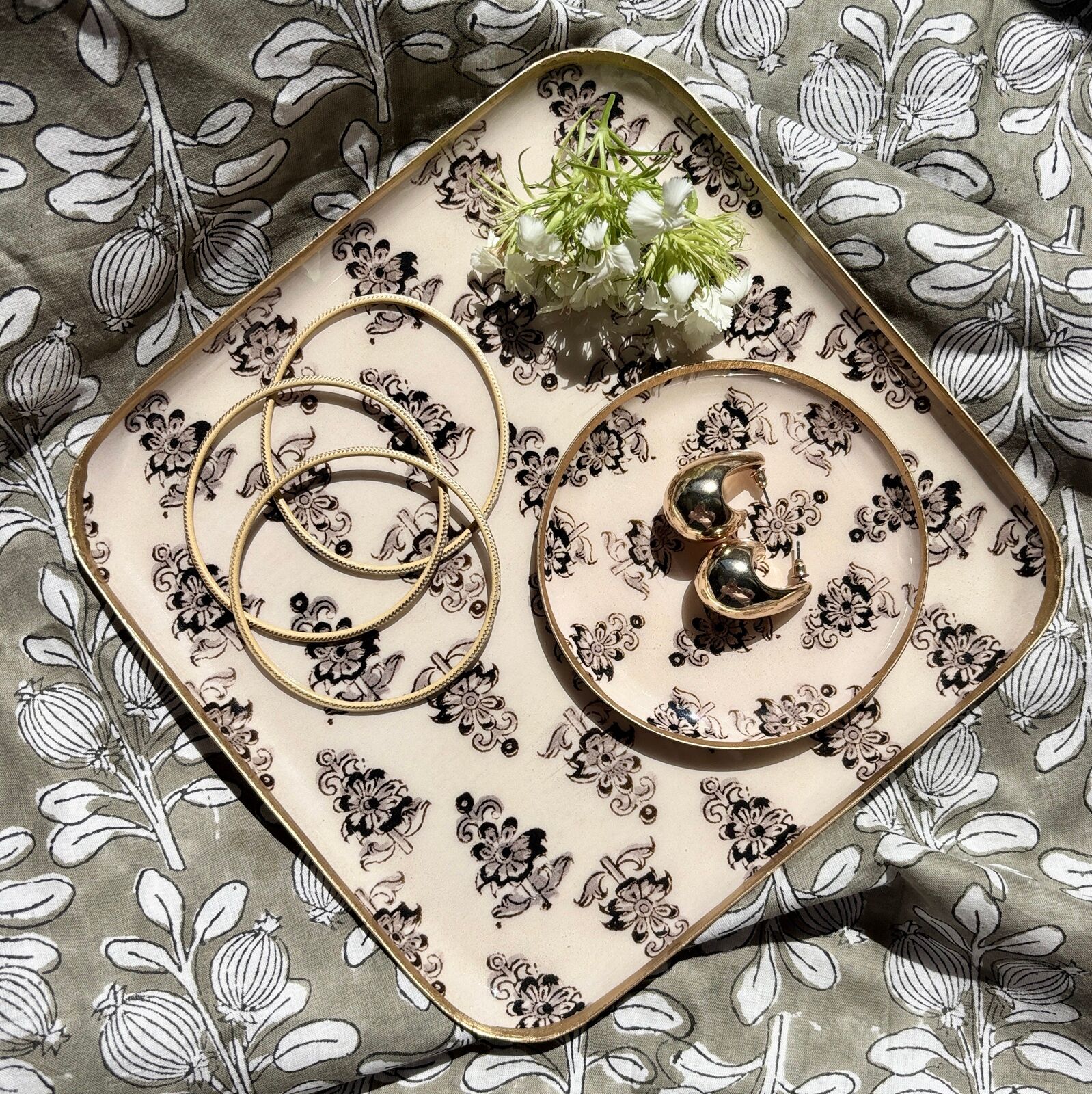 Hoya enameled metal tray, 20x20 cm, gold rim