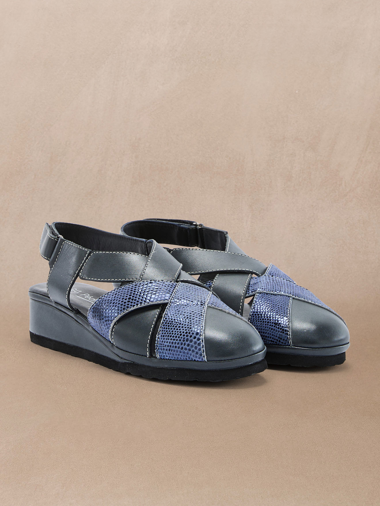 Women's sandals and shoes with closed toe and Velcro closure (2013293_0001)