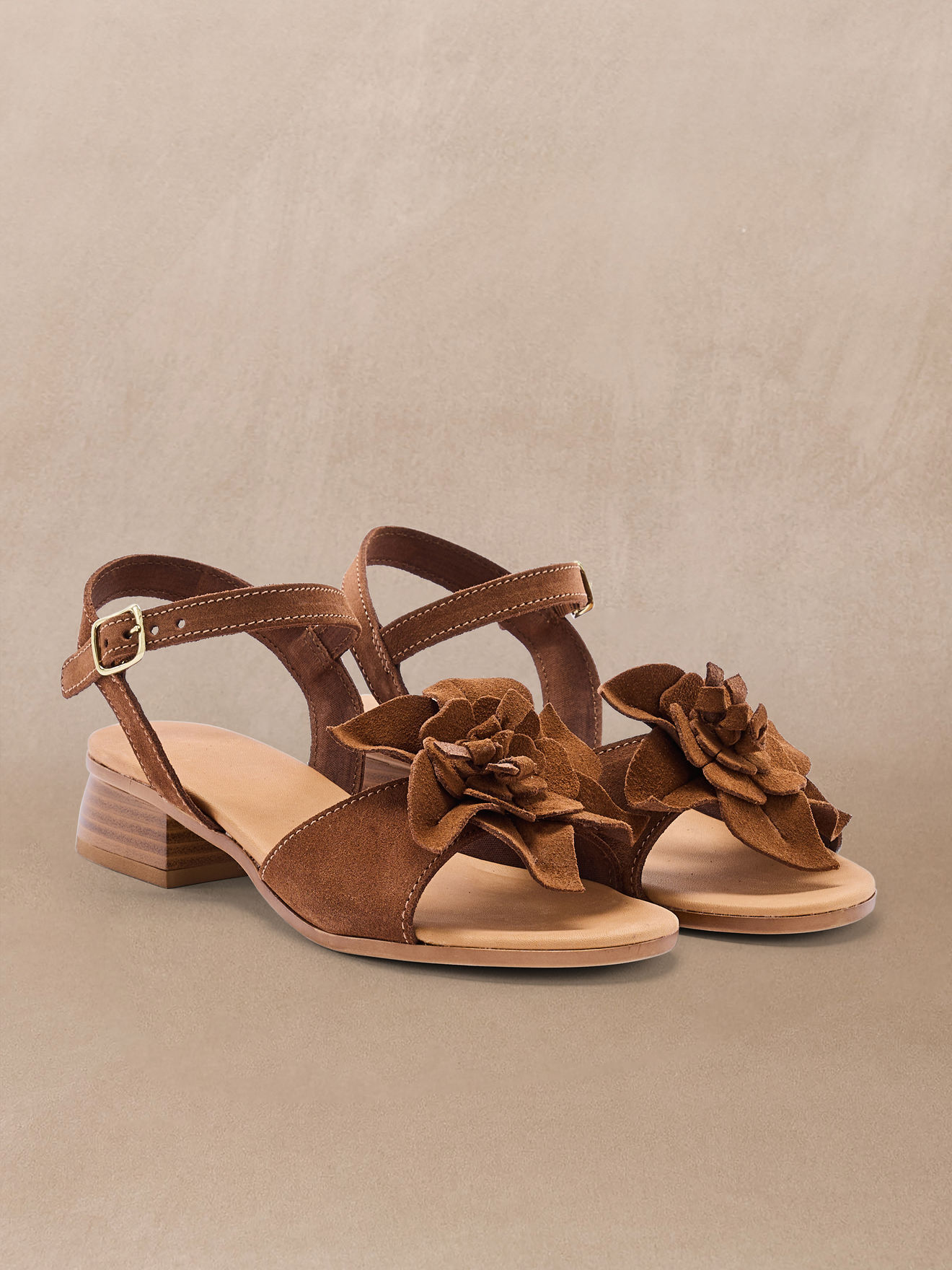 Women's leather sandals and shoes with a fancy flower design (2013386_0023)