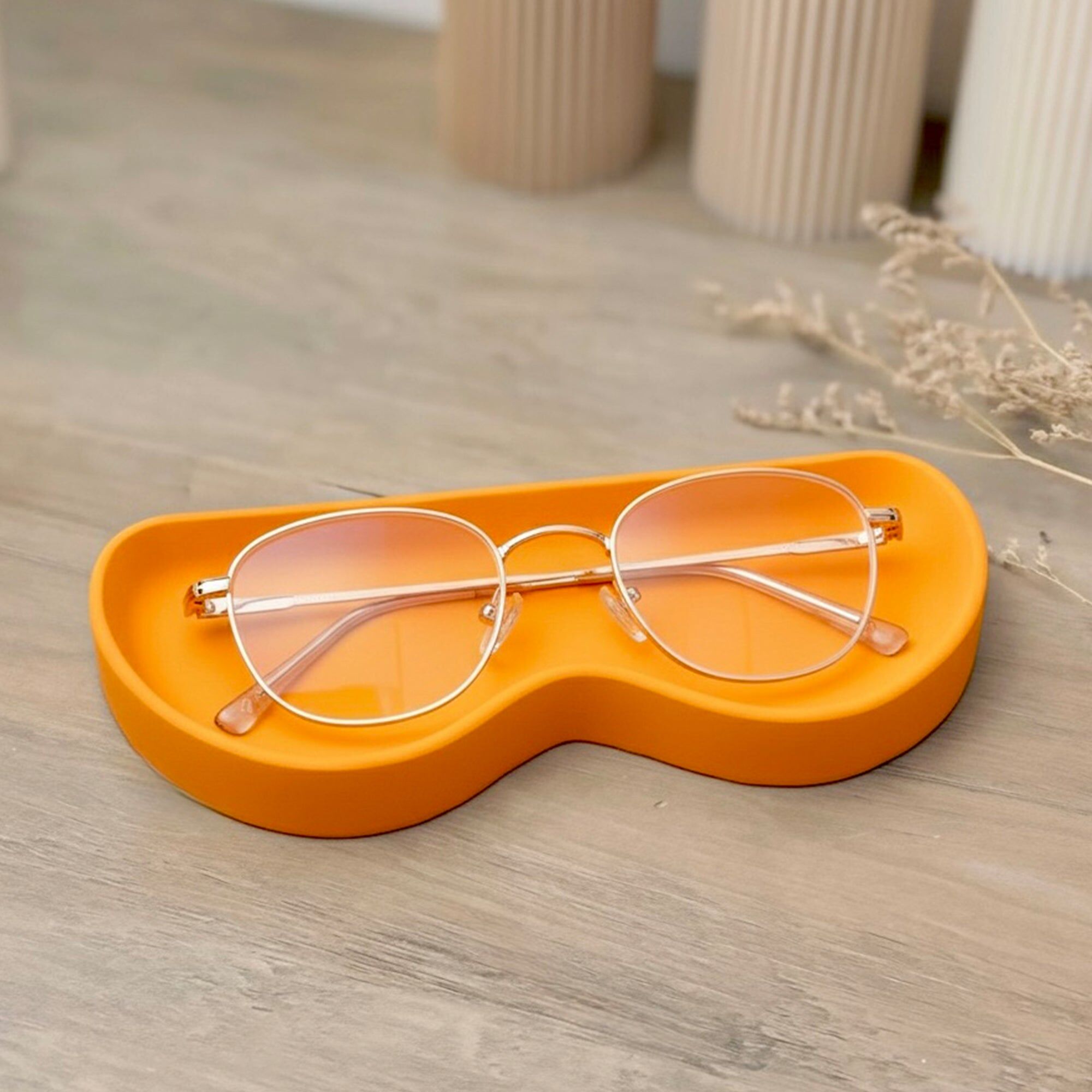 Bandeja y soporte para gafas hechos a mano en color naranja.
