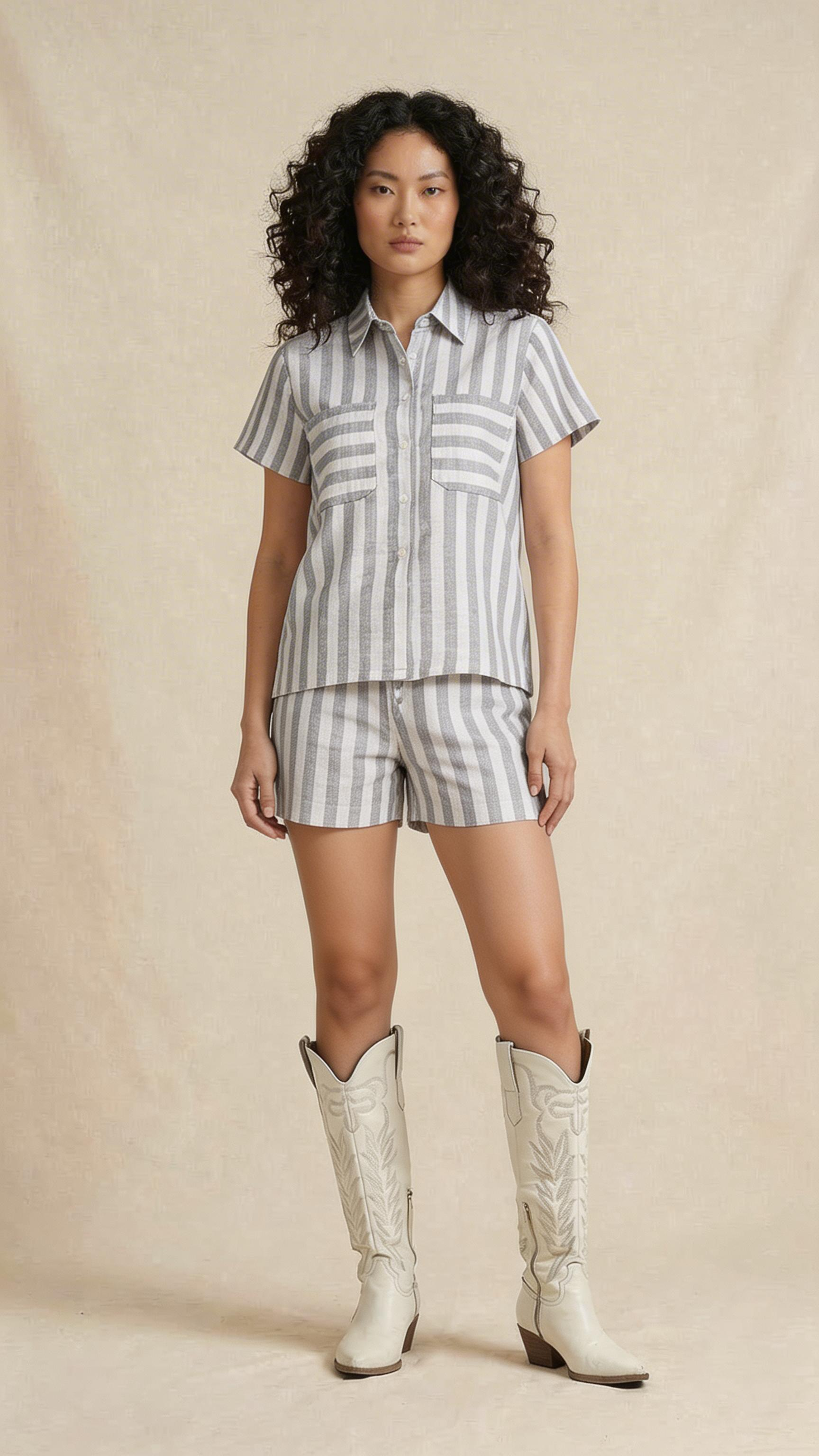 Leinen-Set mit grauen Streifen: Hemd und Shorts