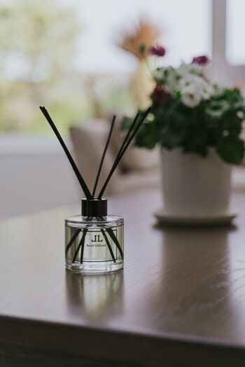 Bouteille de diffuseur de roseaux d'herbe fraîchement coupée avec des bâtons, parfum de maison parfumé au printemps 4