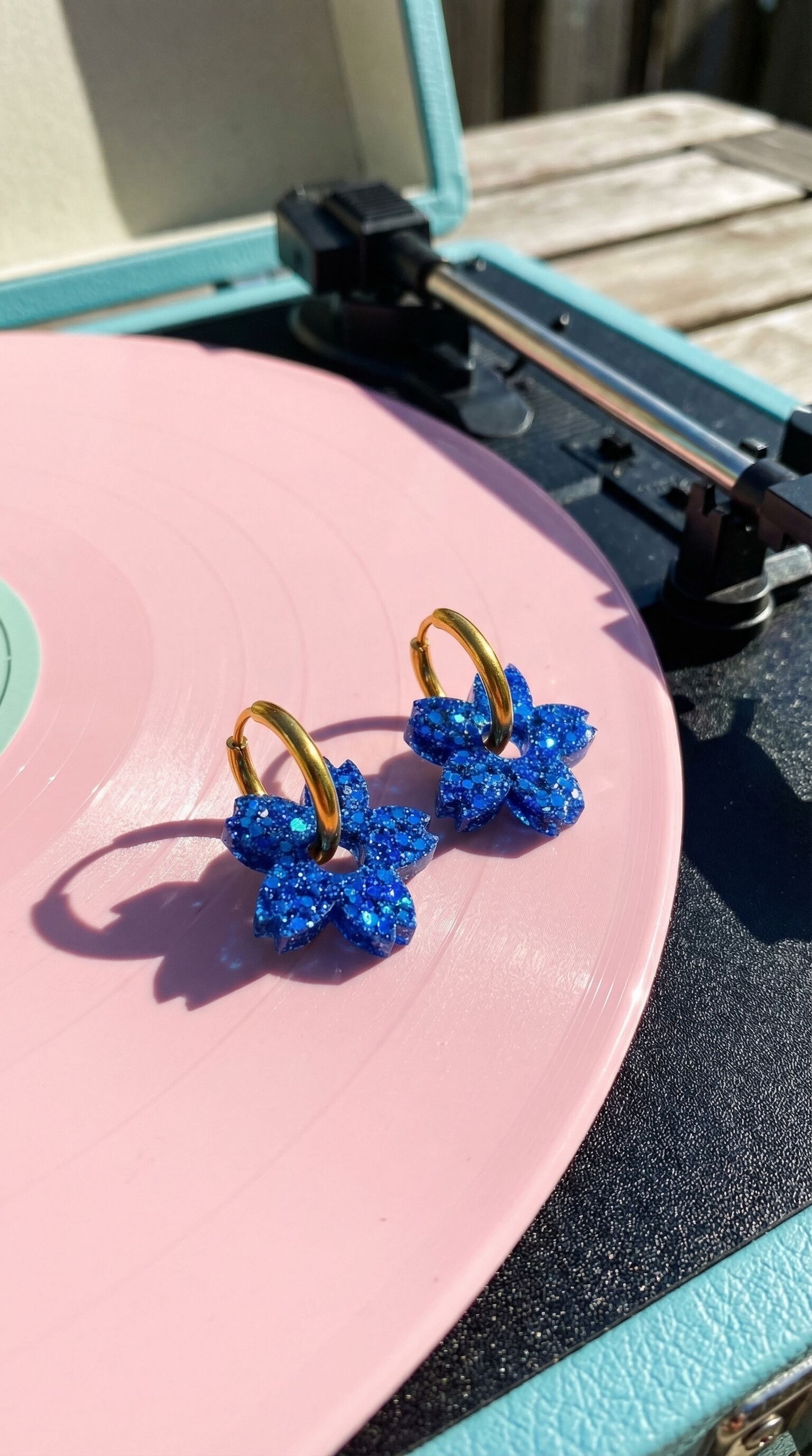Boucles d'Oreilles Créoles Tiaré Bleu Electrique