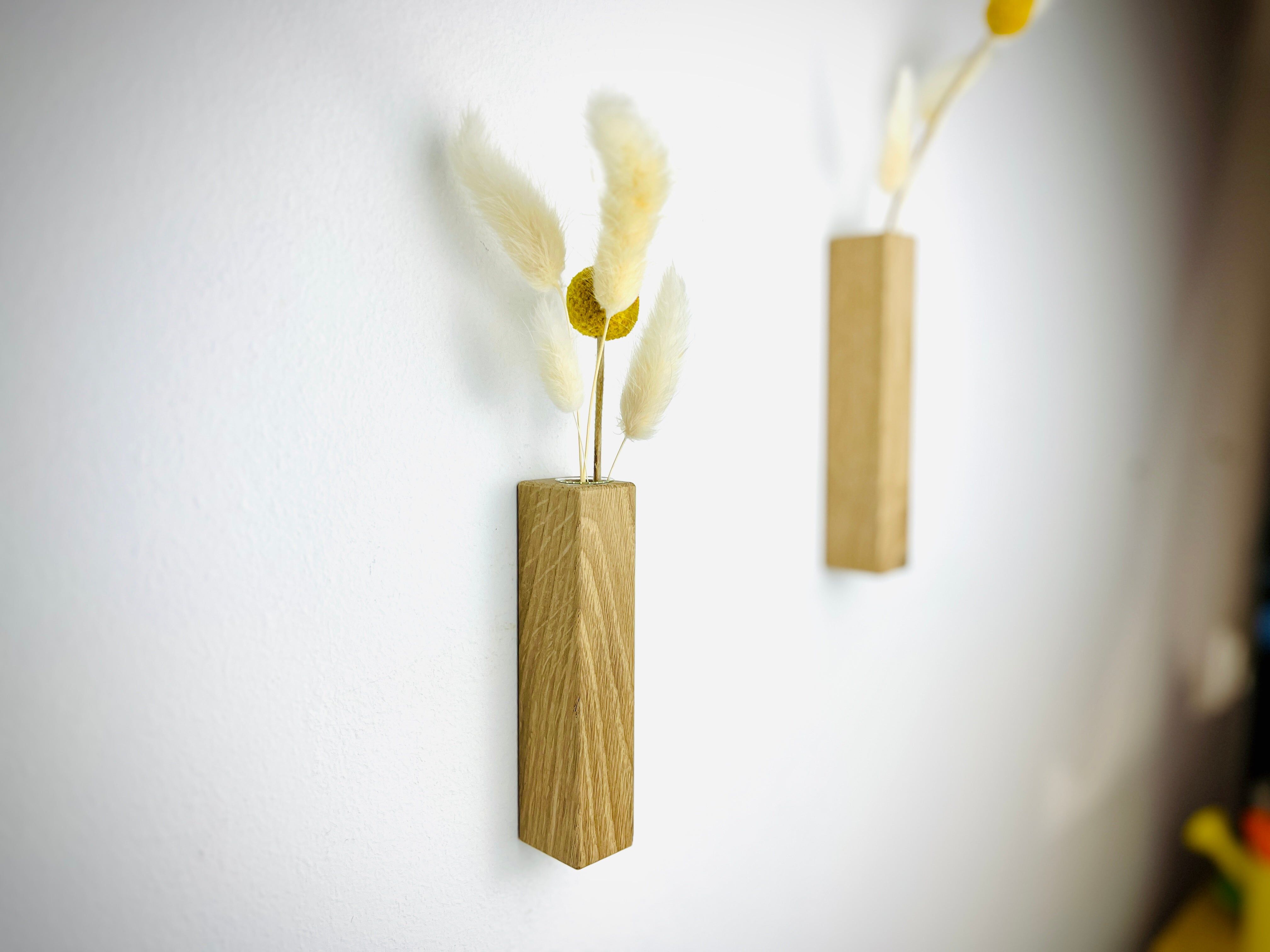Wandvase aus massivem Eichenholz – für frische und Trockenblumen - Zeitlose Schönheit für deine Blumenarrangements, inkl. Reagenzglas Vase