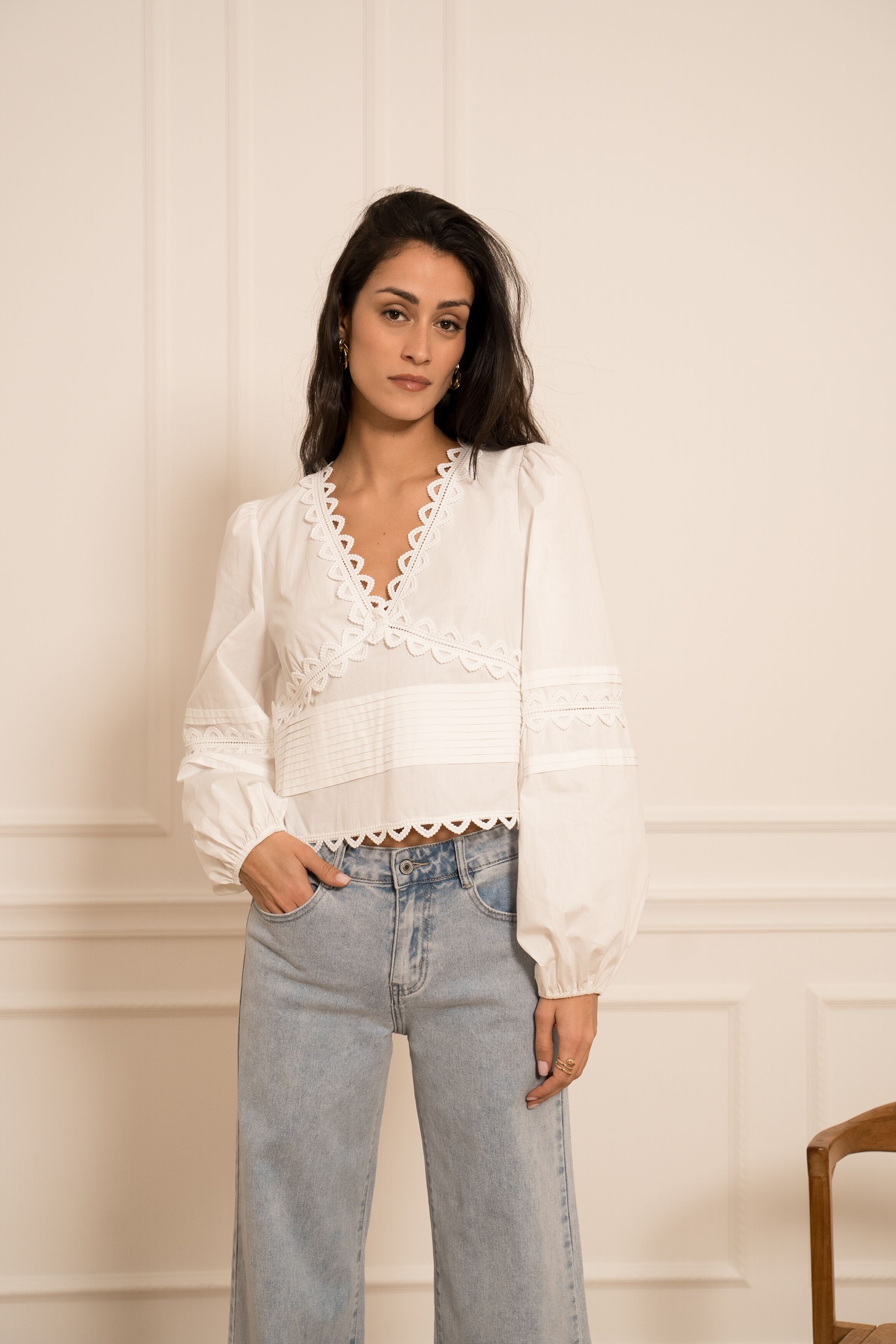 Cotton and lace blouse with V-neck - 81079