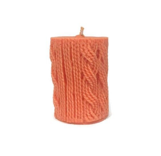 Stumpenkerze, Kerze im Wollstil, Kerze, Kerze im Strickstil, Sojakerze, geformte Stumpenkerzen, natürliche Kerzen, Musterkerze, Kerzen