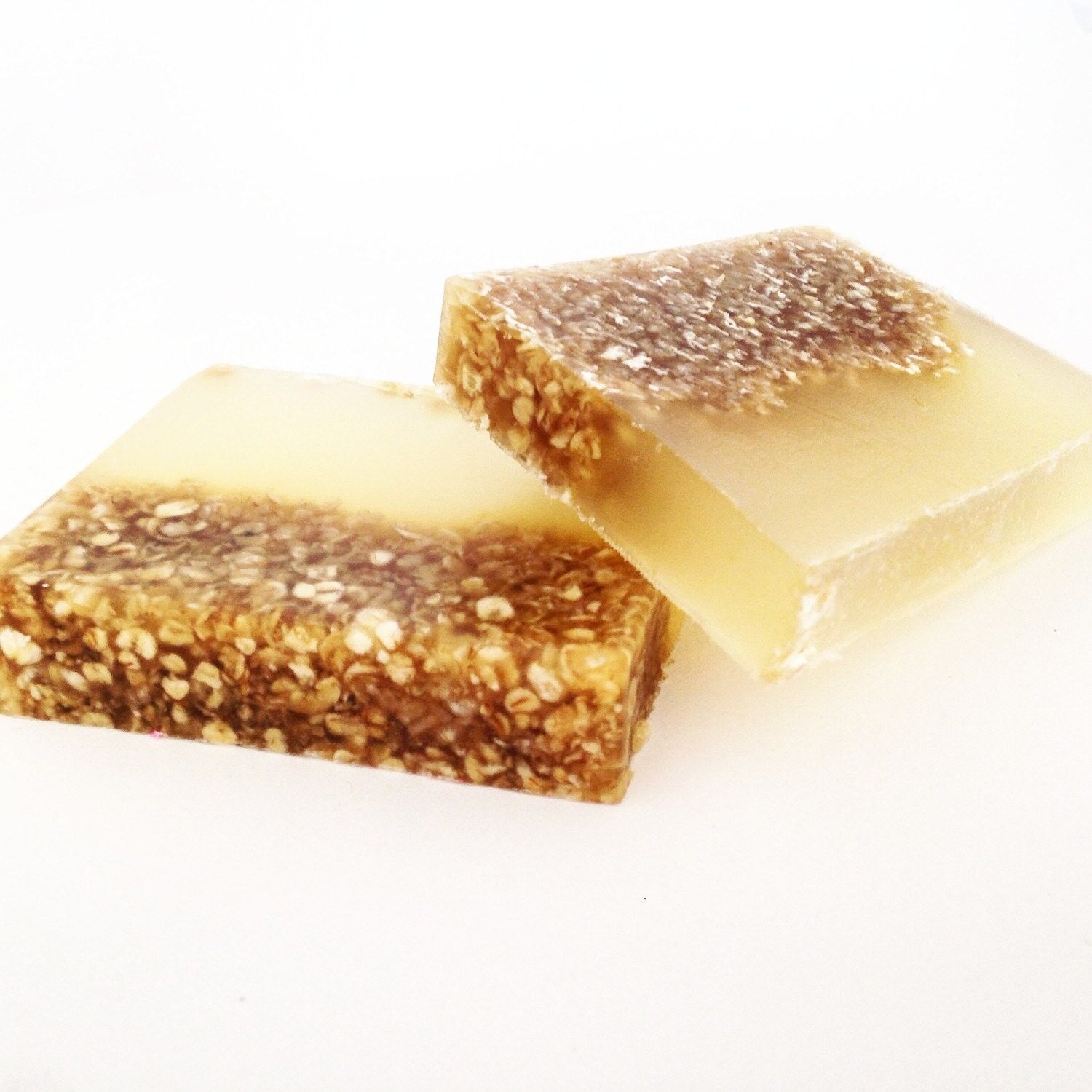 Savon au miel et à l'avoine, pain de savon, parfum au miel et à l'avoine, pain de savon, savon artisanal, parfum de miel, savon naturel, savon artisanal