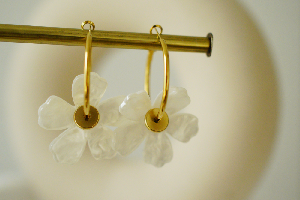 Boucles d’oreilles Albaé créoles fleur nacrée et dorée