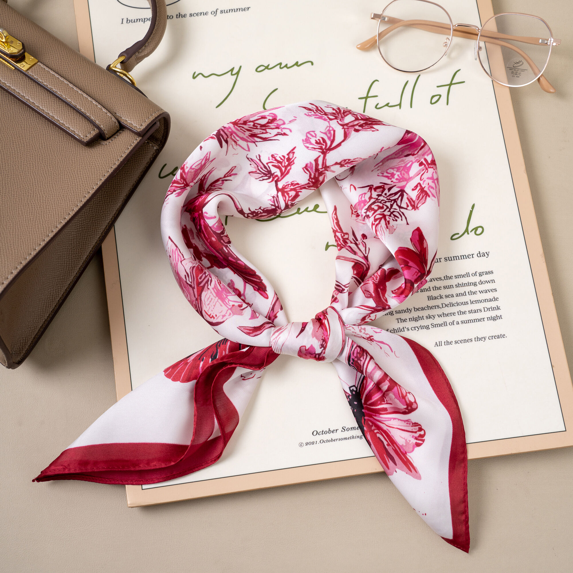 70x70cm square polyester scarf with a silk-like effect and a chic botanical pattern