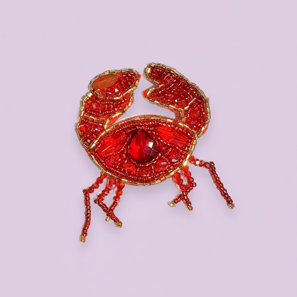 Spilla a forma di granchio con paillettes e perle dorate