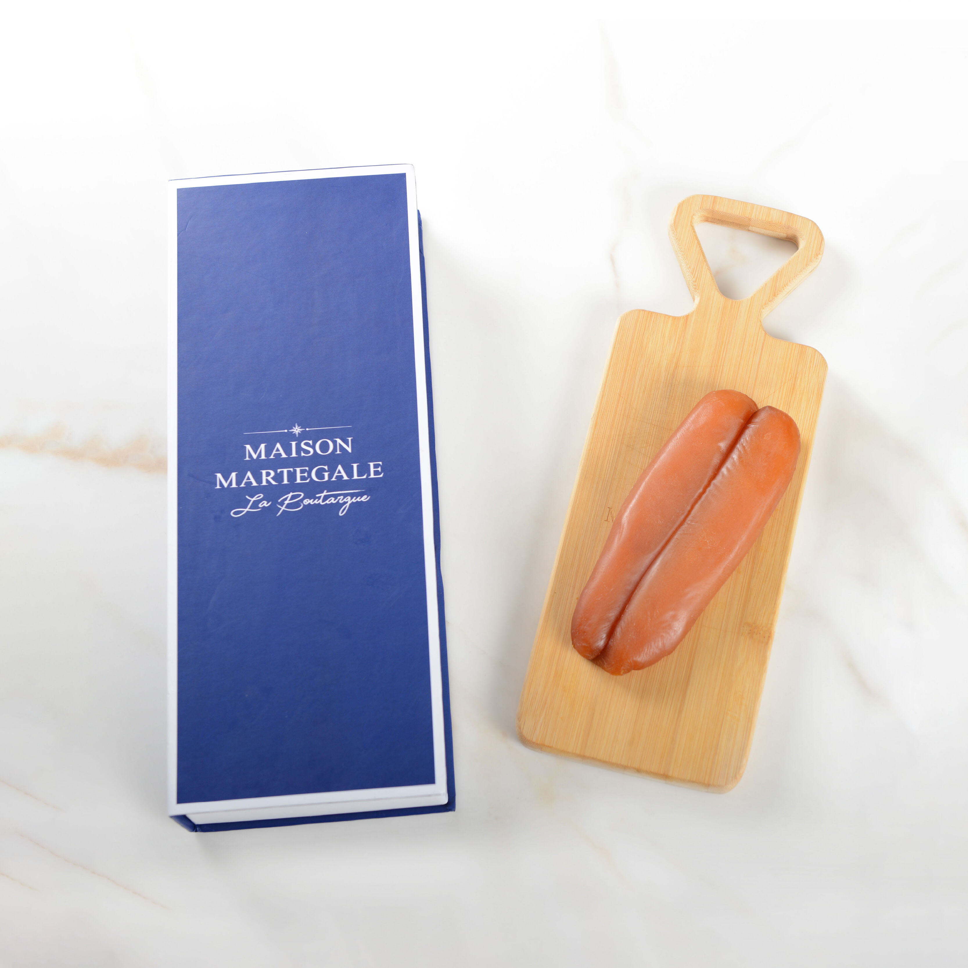 Set de regalo con bottarga envasada al vacío y tabla de cortar.