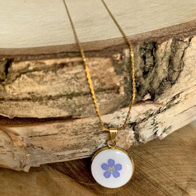 Resin Myosotis dried flower necklace, circle pendant with golden white background