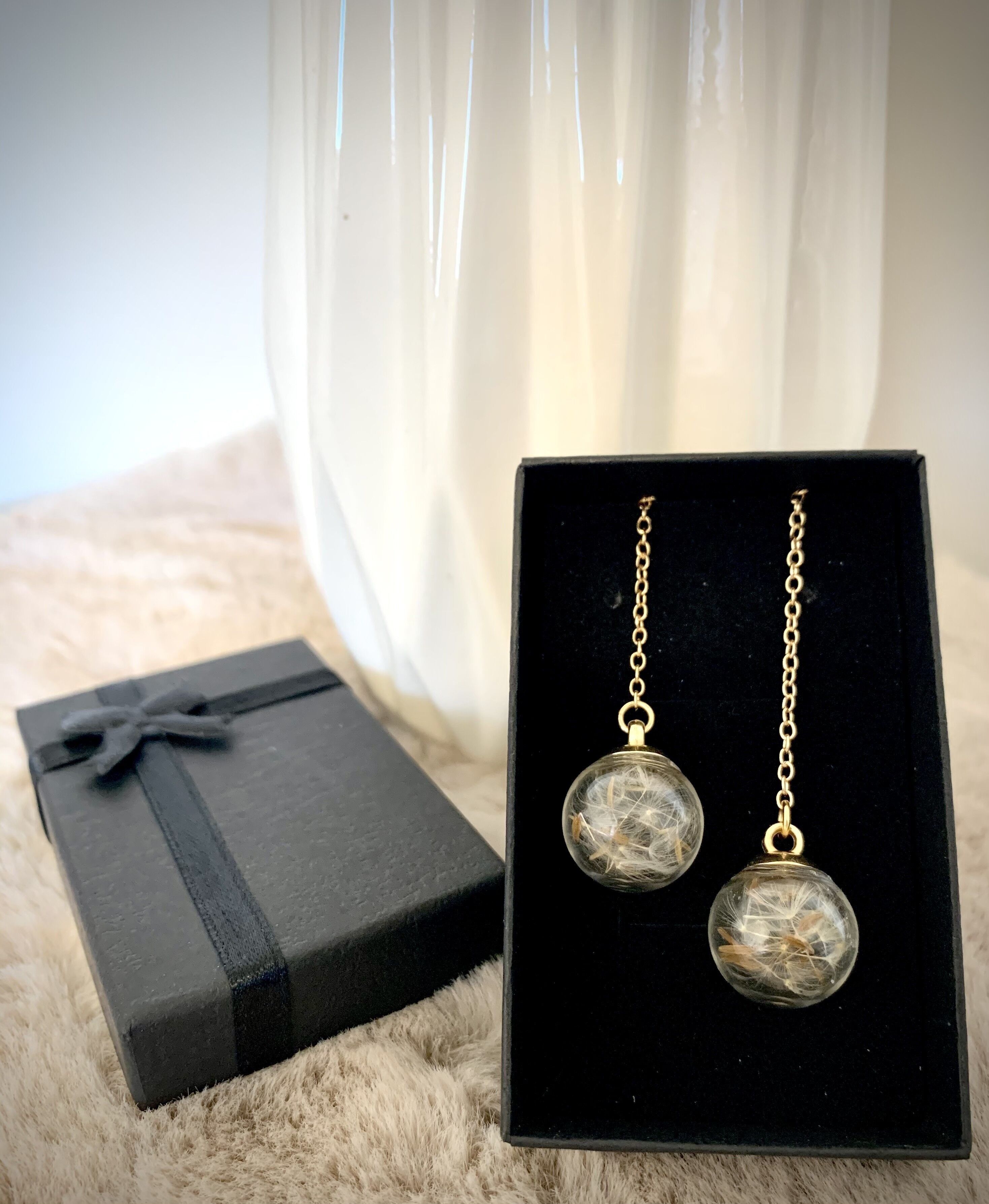 Orecchini a sfera di vetro dorato con fiori essiccati di tarassaco