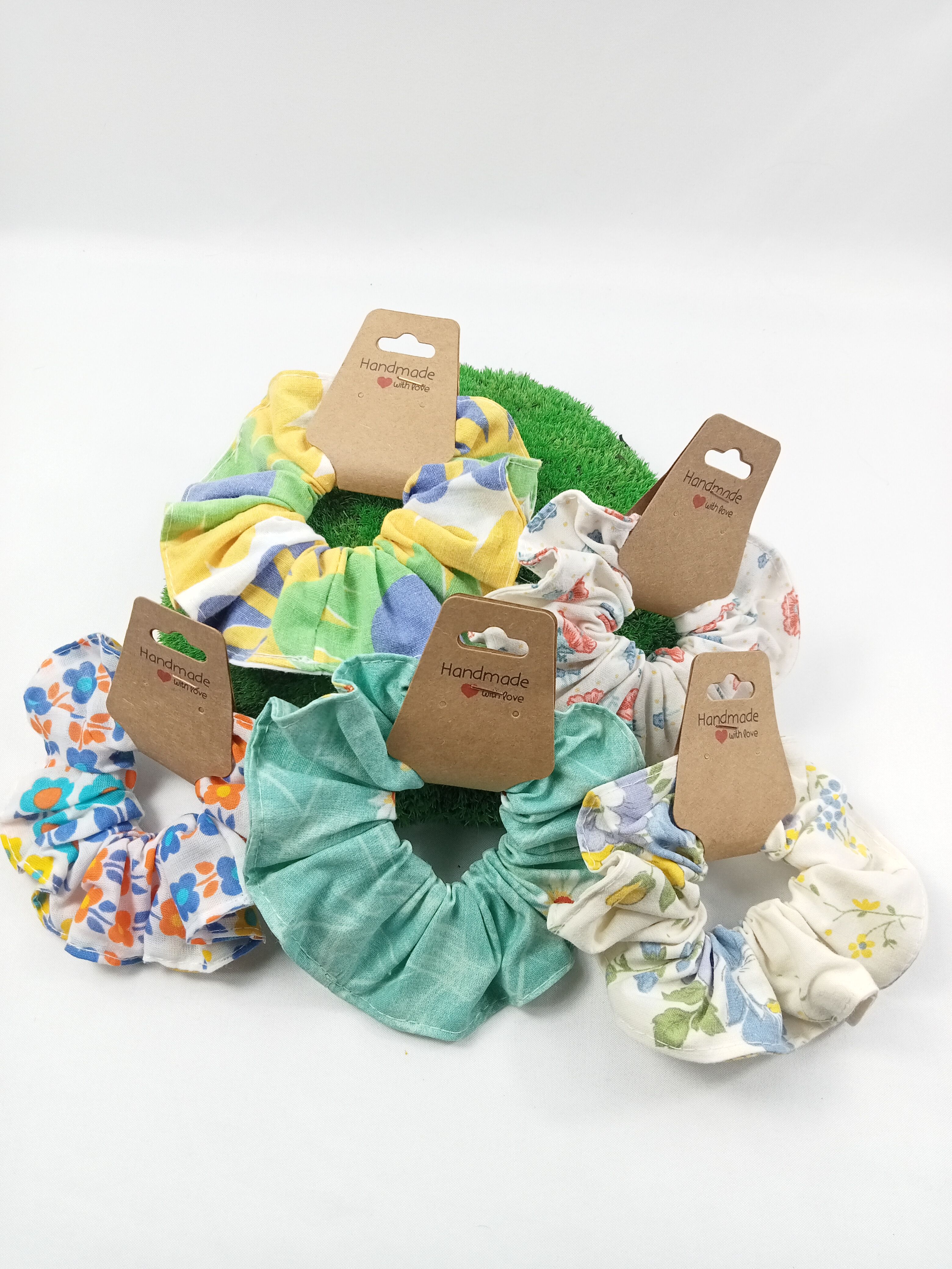 Set of 5 scrunchies made from recycled fabric – Size M (10 cm)