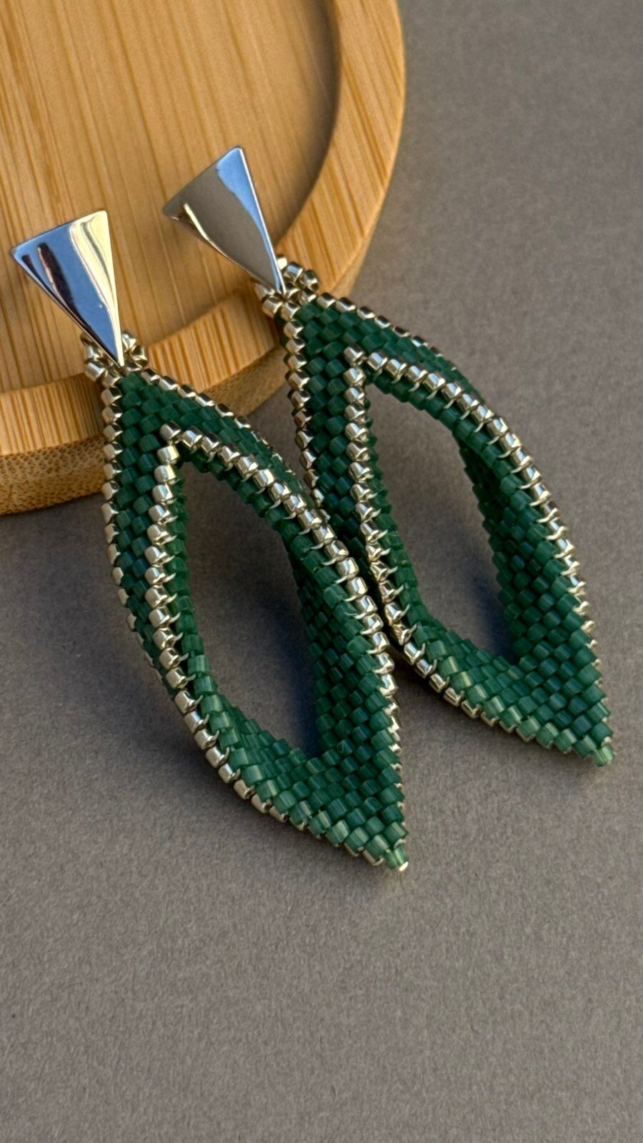 Boucles d'Oreilles Losange "Émeraude & Argent" – Tissage Artisanal Chic