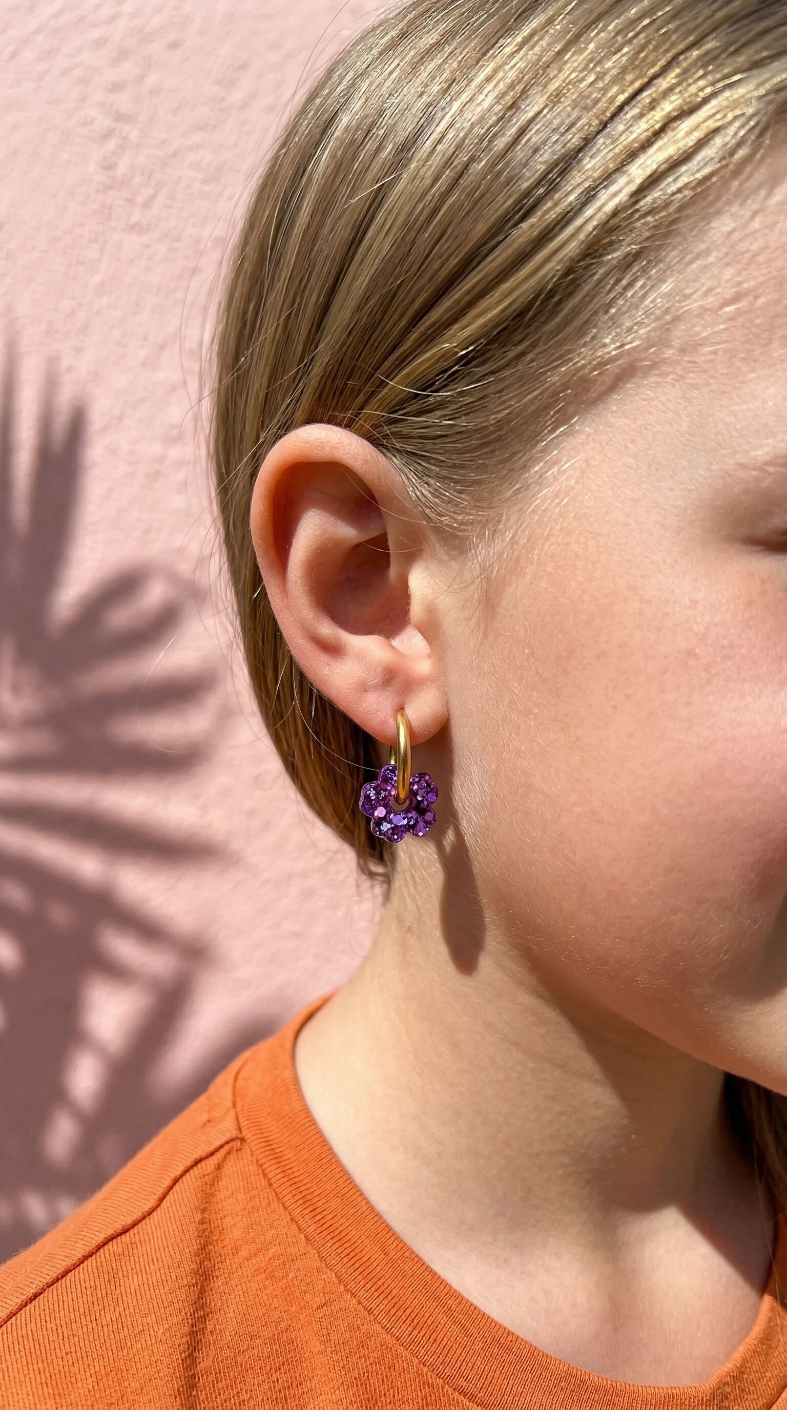 Pendientes infantiles de flores en miniatura, color morado.