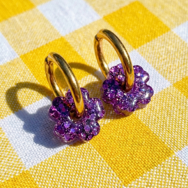 Pendientes de aro pequeños con forma de flor morada y lentejuelas intercambiables, de acero inoxidable hipoalergénico, idea de regalo para mujeres y niñas.