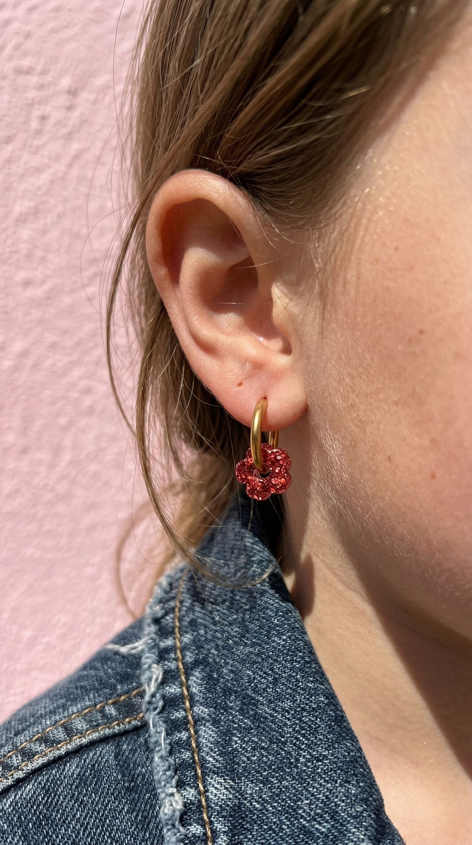 Mini pendientes infantiles con flor roja