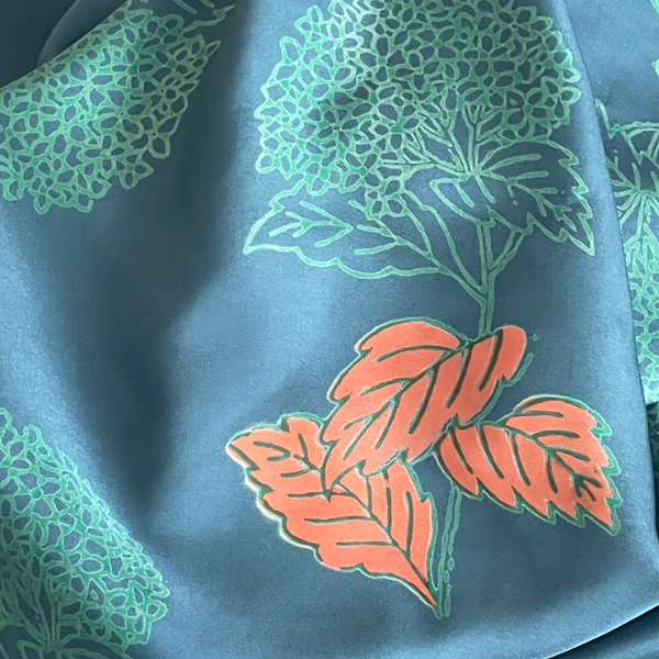 Bufanda de seda con estampado botánico de peonías, color verde azulado, 180 cm x 45 cm.